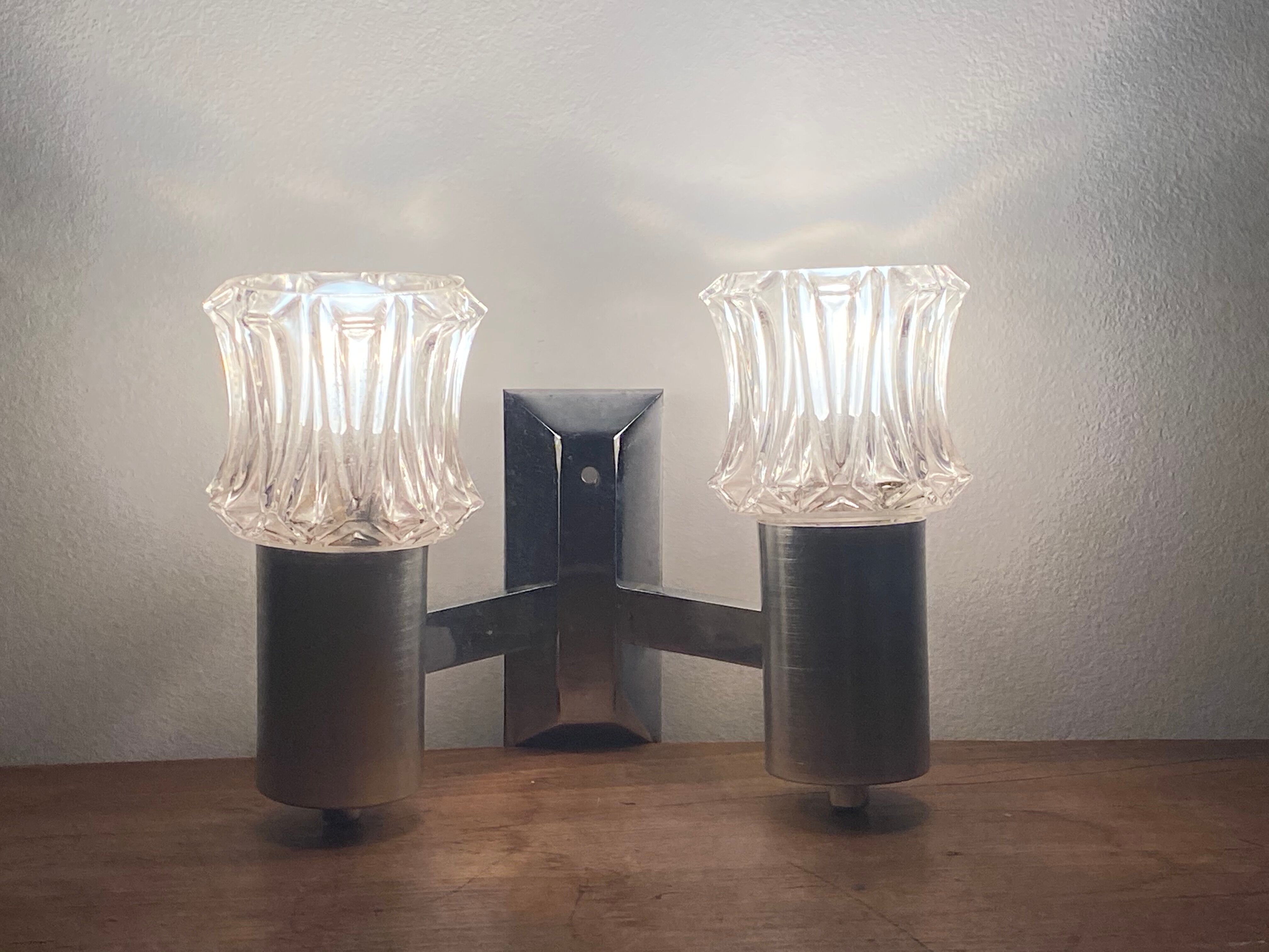 Paire d’appliques doubles acier chromé et verre 1970.