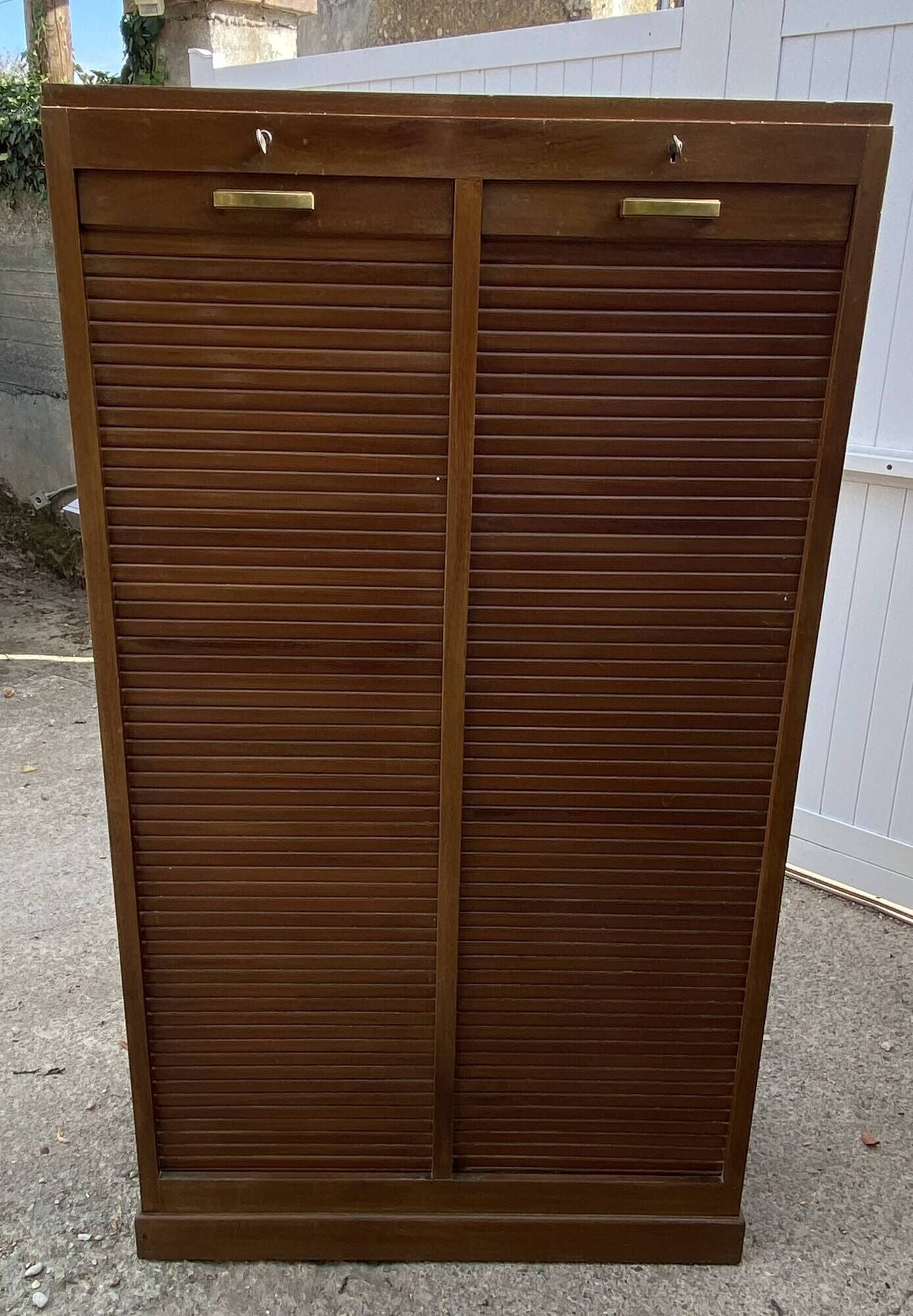 Double-column oak filing cabinet with curtains, 50.
