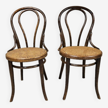 Pair of Thonet austria Nr 18 curved wood bistro chairs