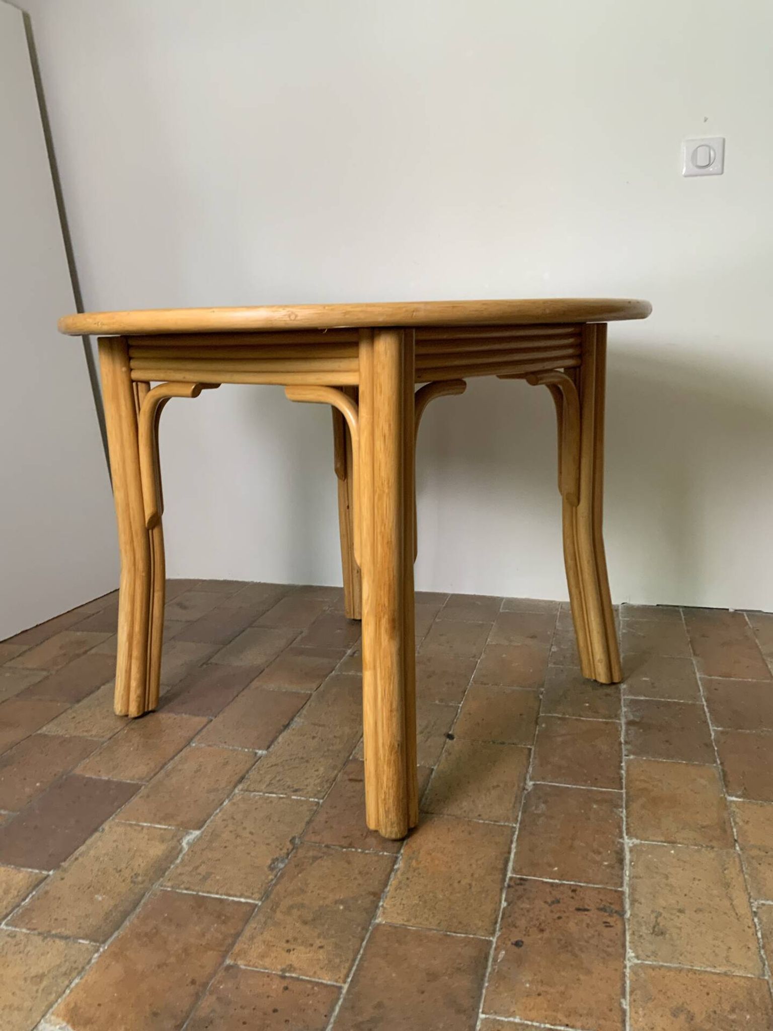 Round dining table