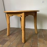 Round dining table