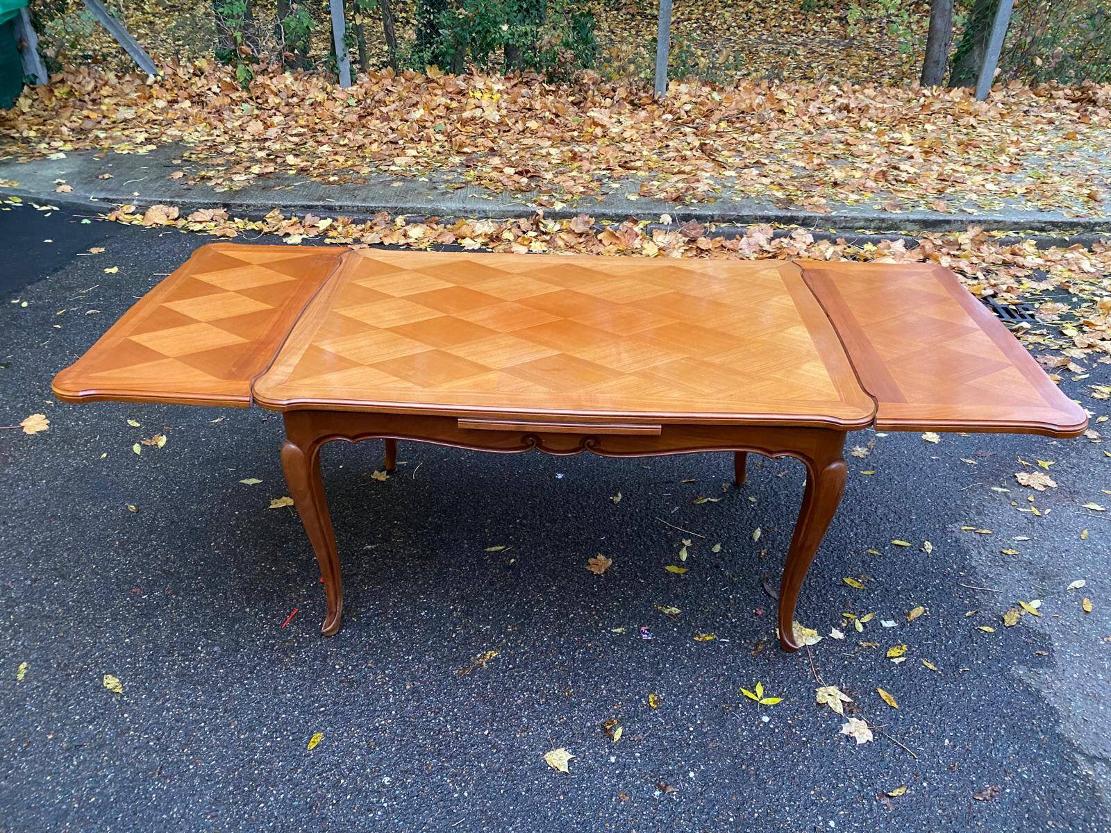 Table à manger rectangulaire extensible Louis XV en bois massif 220cm