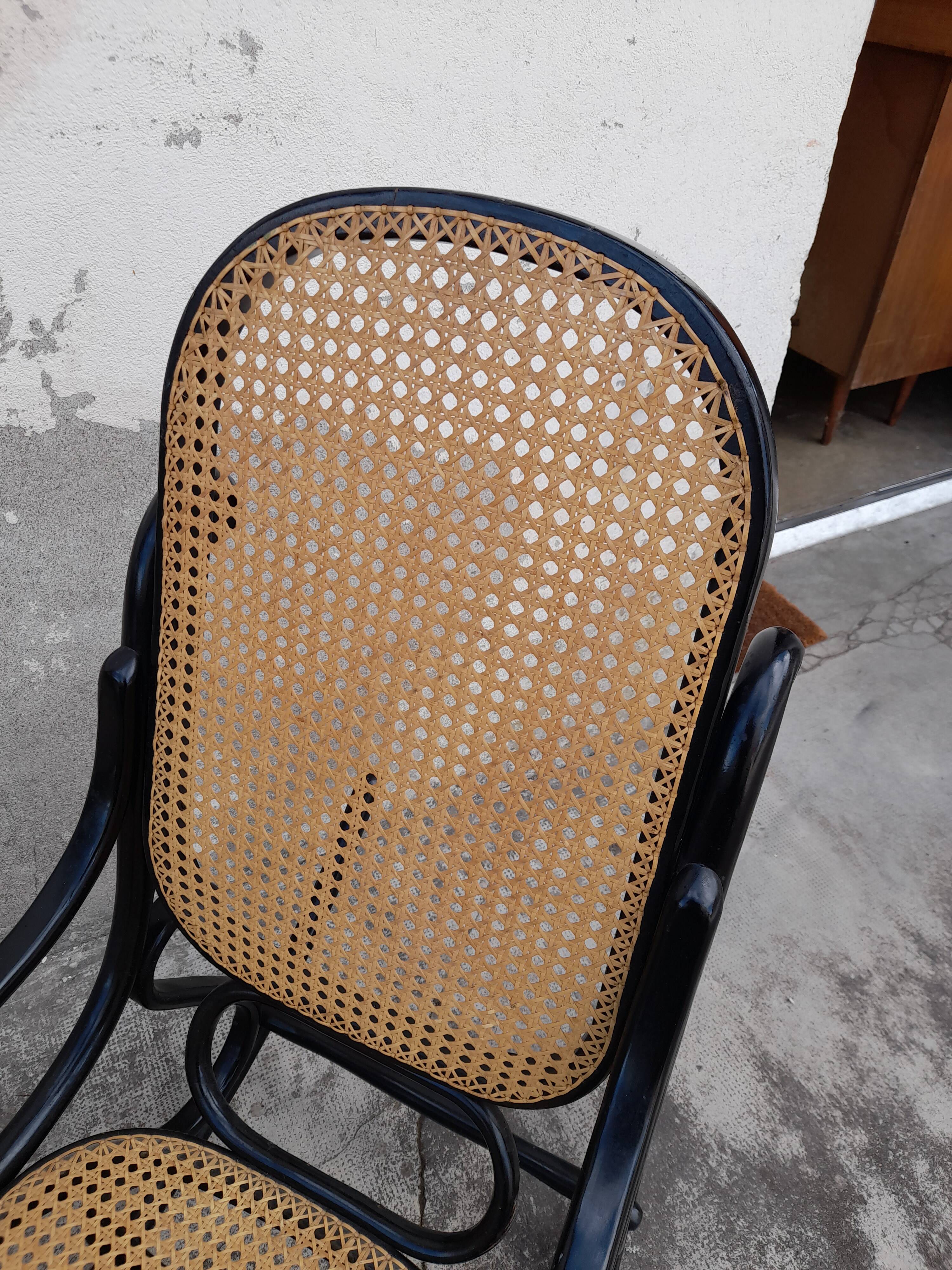 Rocking-chair noir canné bois courbé 1930