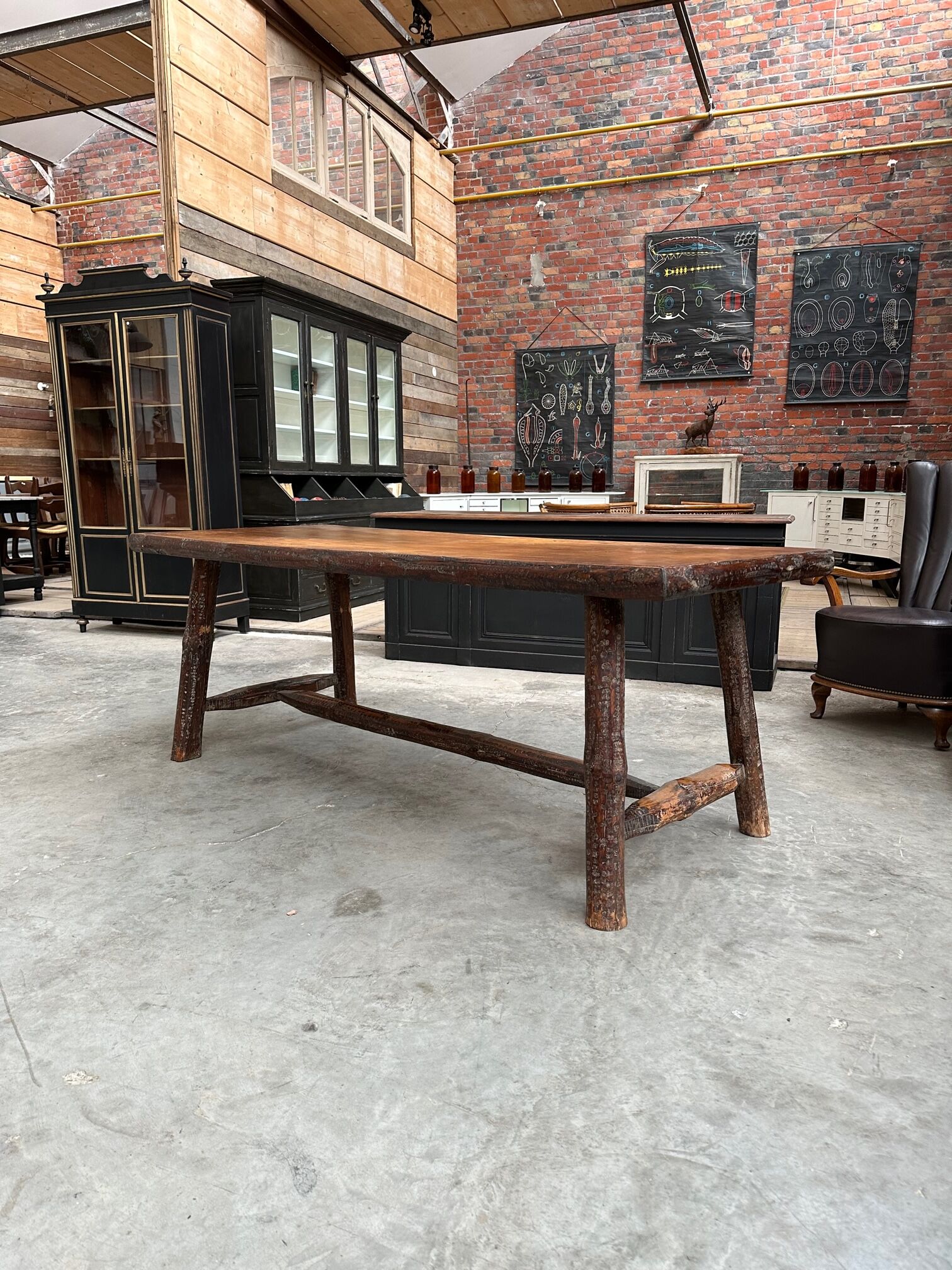 Ensemble table et son banc brutaliste
