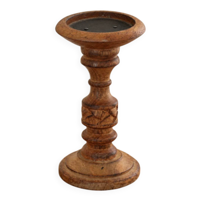 Bougeoir en bois tourné et sculpté à décor de feuillage – H 20 cm