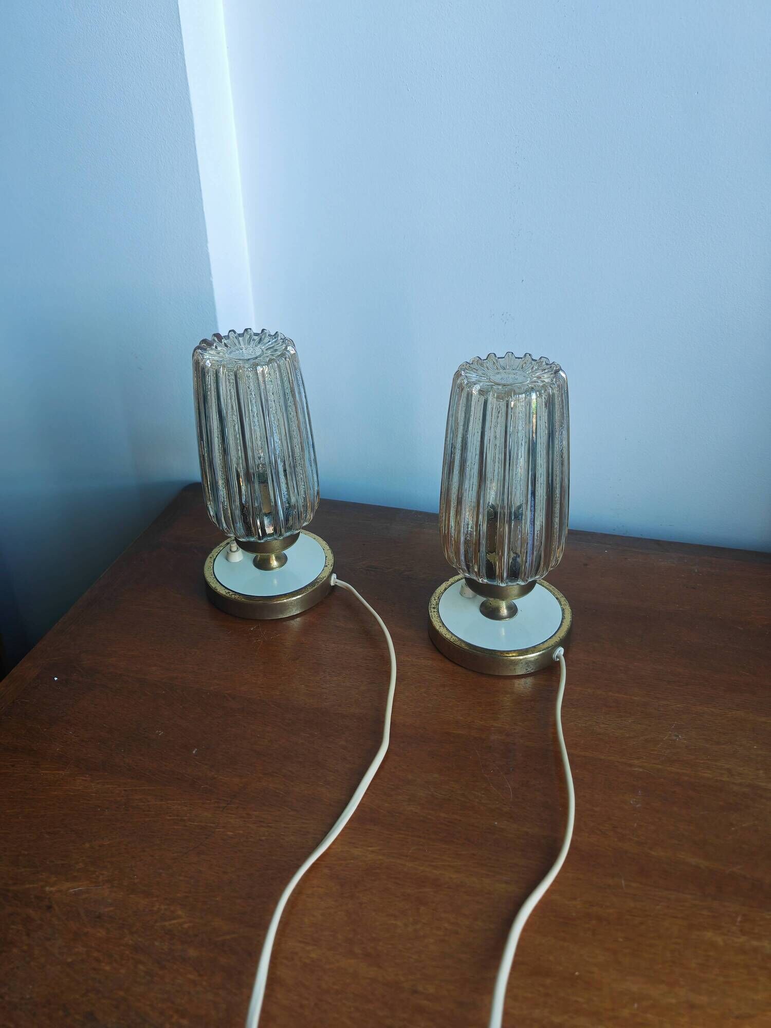 Pair of vintage 70s bedside lamps – Brushed brass, enamel & ribbed glass