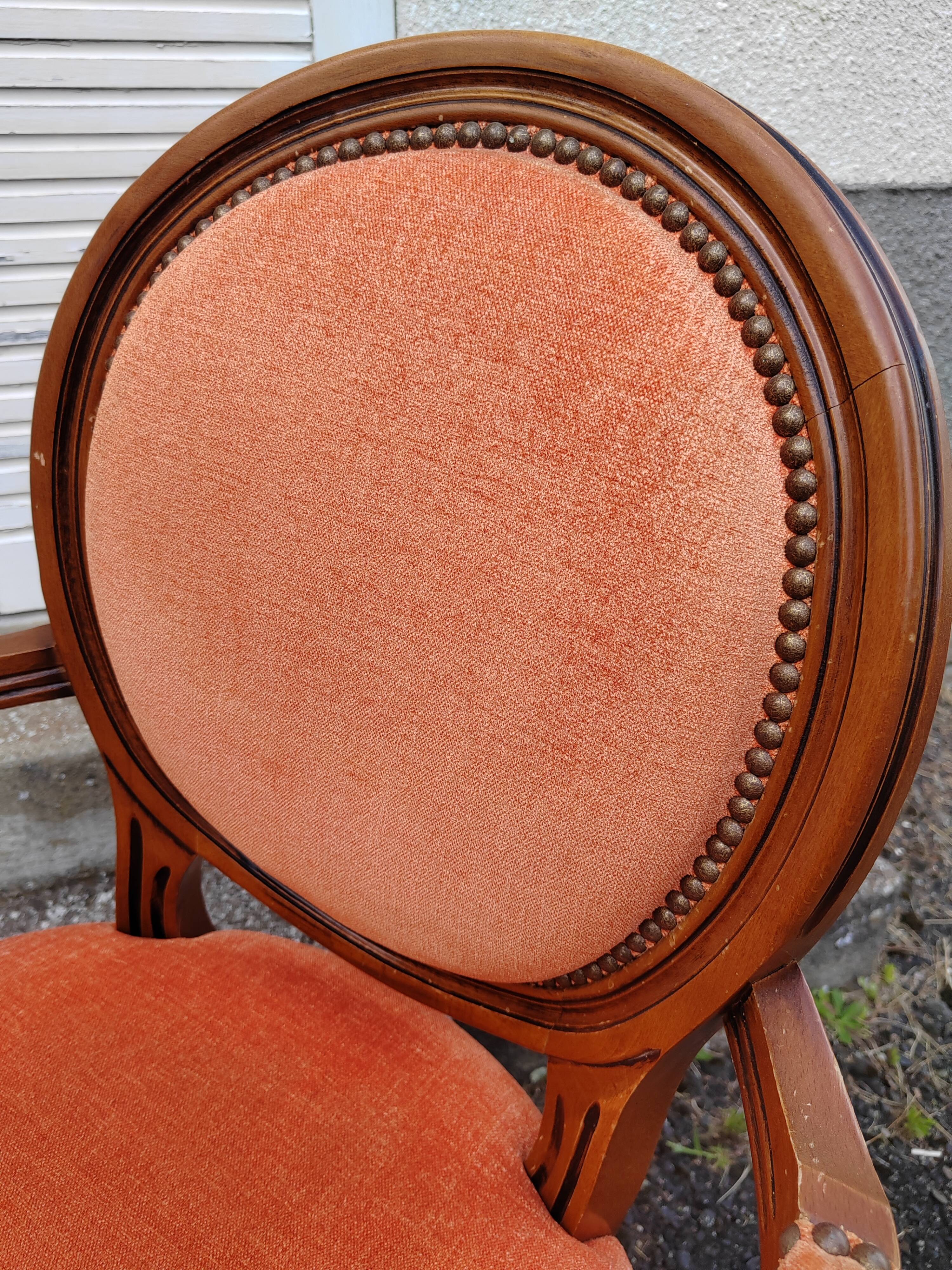 Fauteuil médaillon tapissé orange