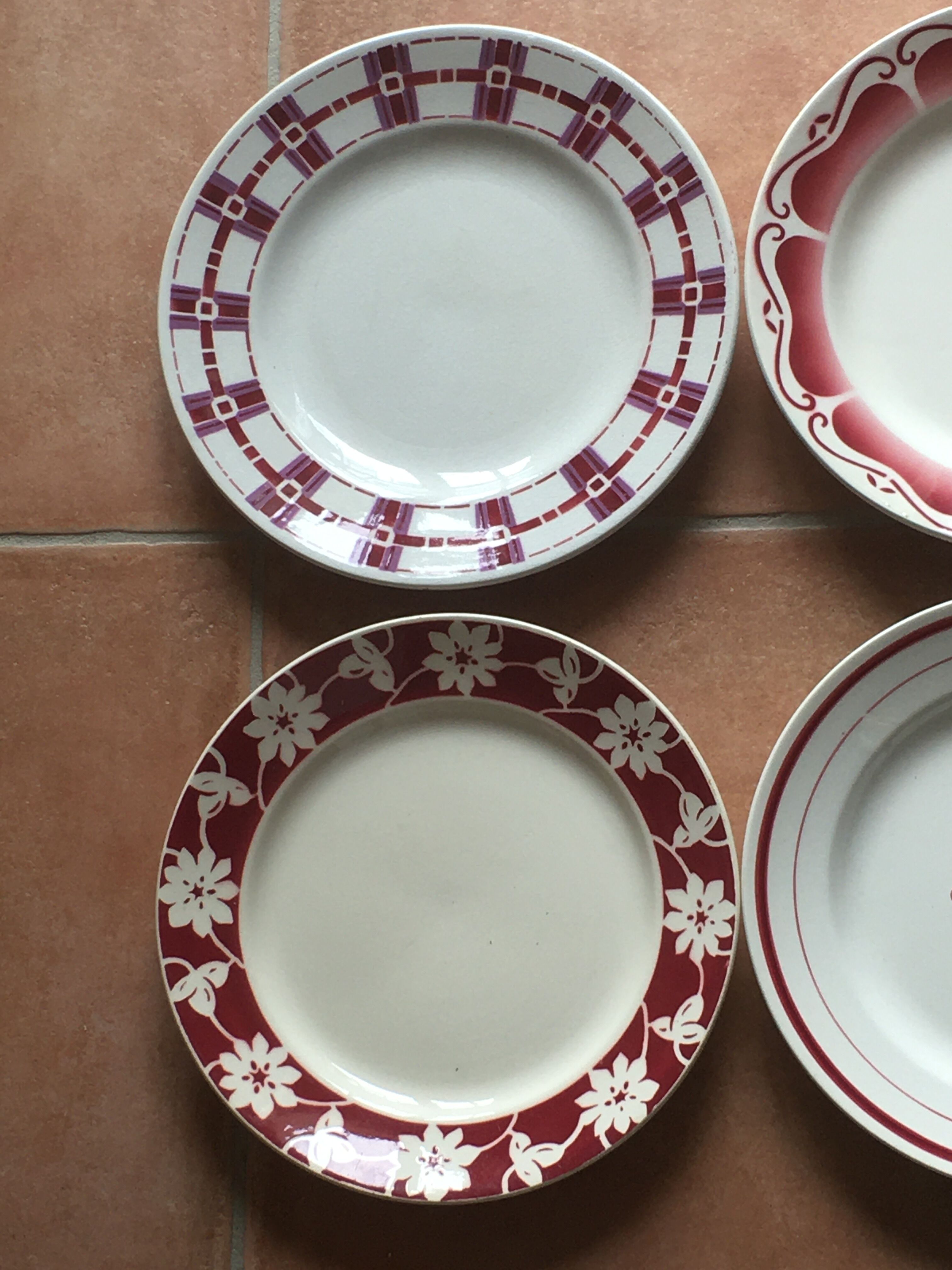 4 different plate plates on earthenware