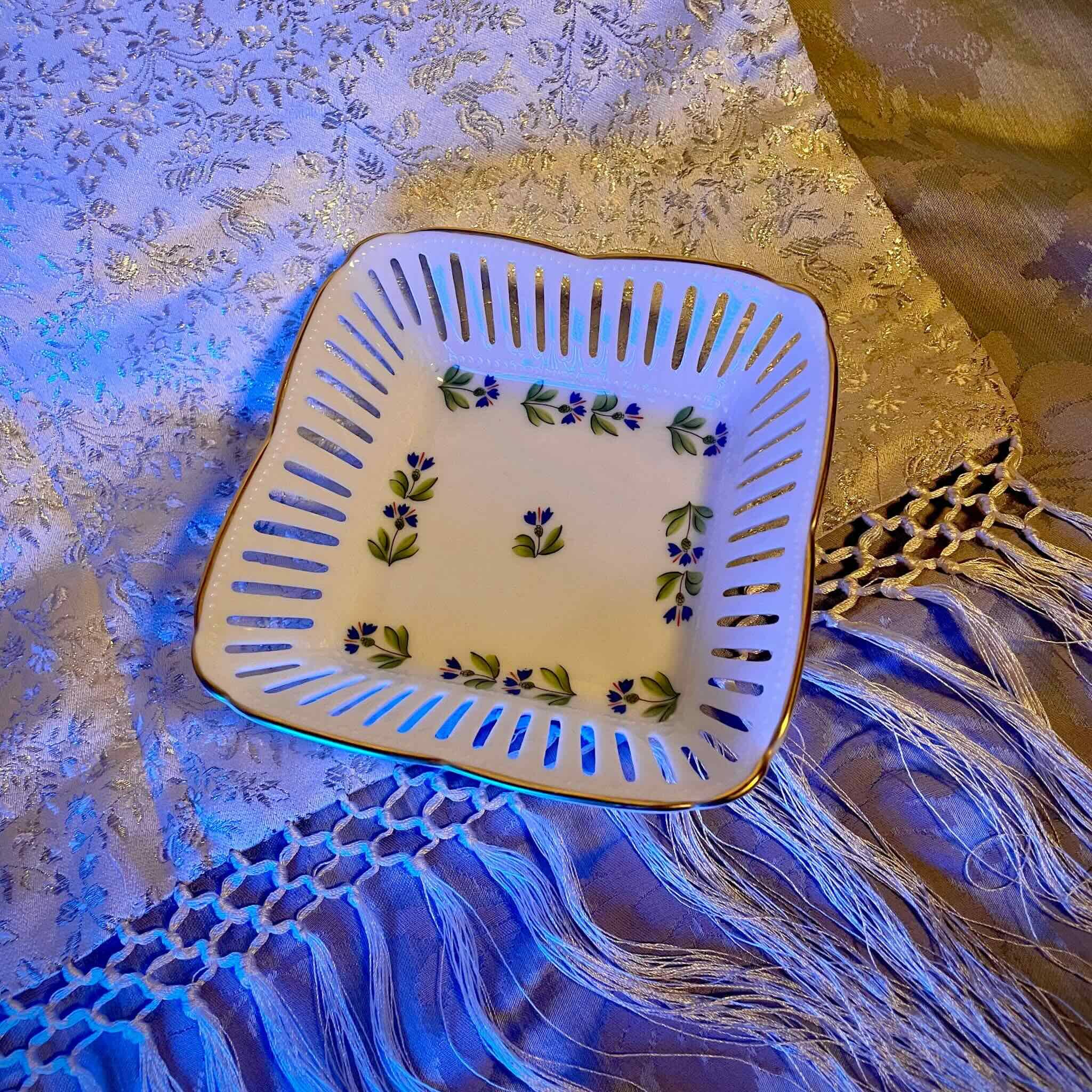 Porcelain Pocket Emptier - Manufacture du Lys Royal with Cornflower decoration