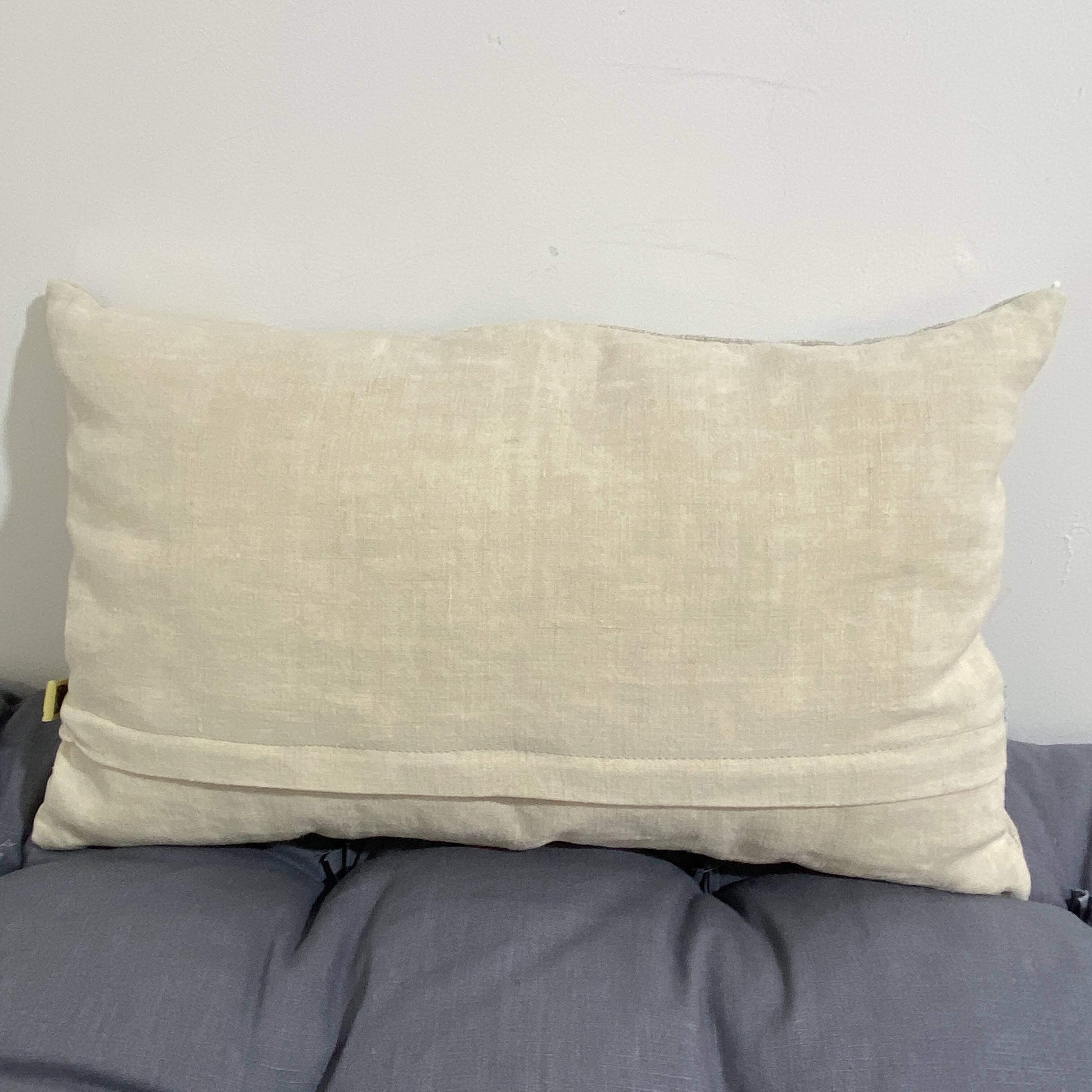 Coussin artisanal en toile ancienne style Kilim
