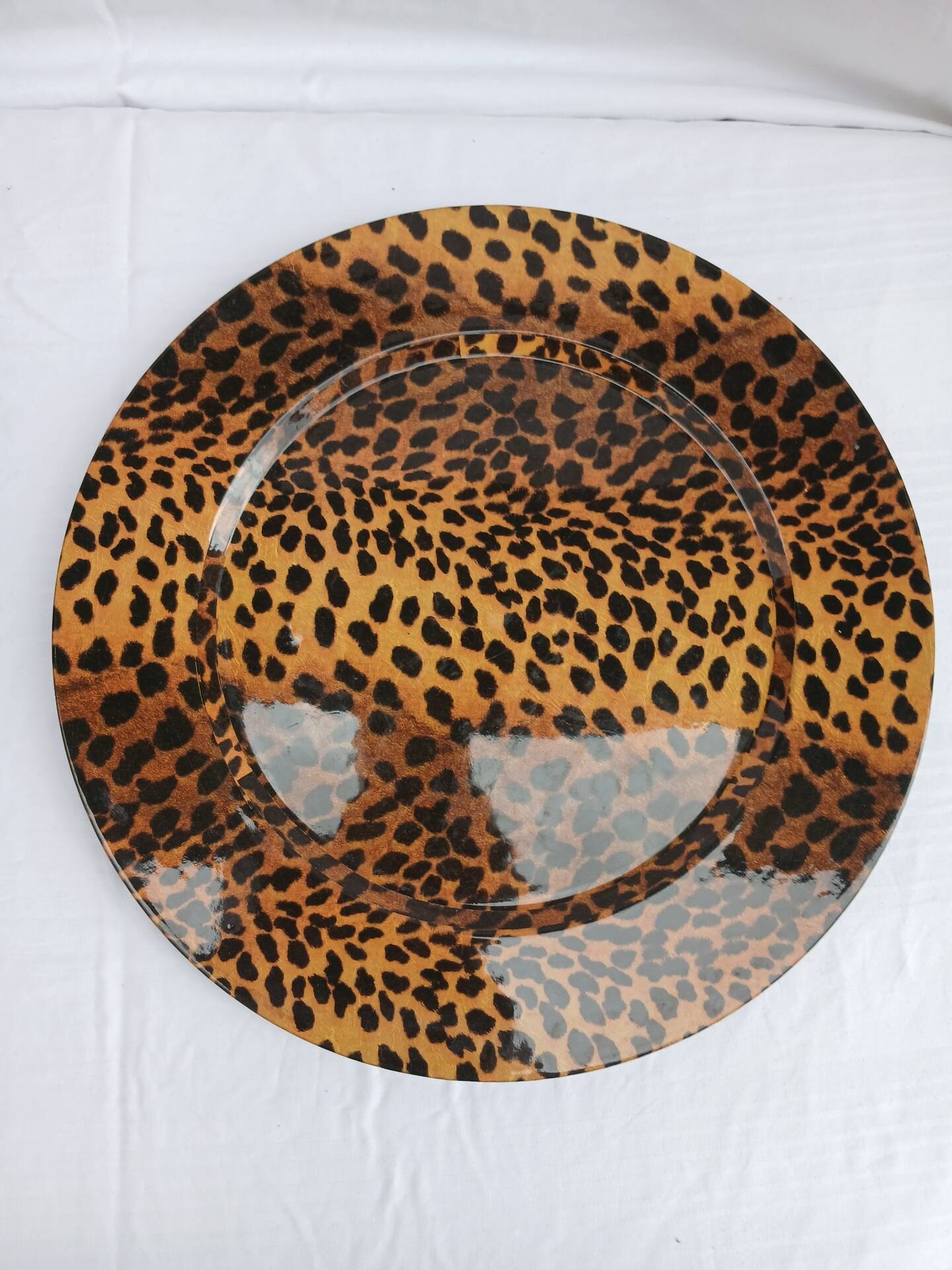 5 large flat plastic plates