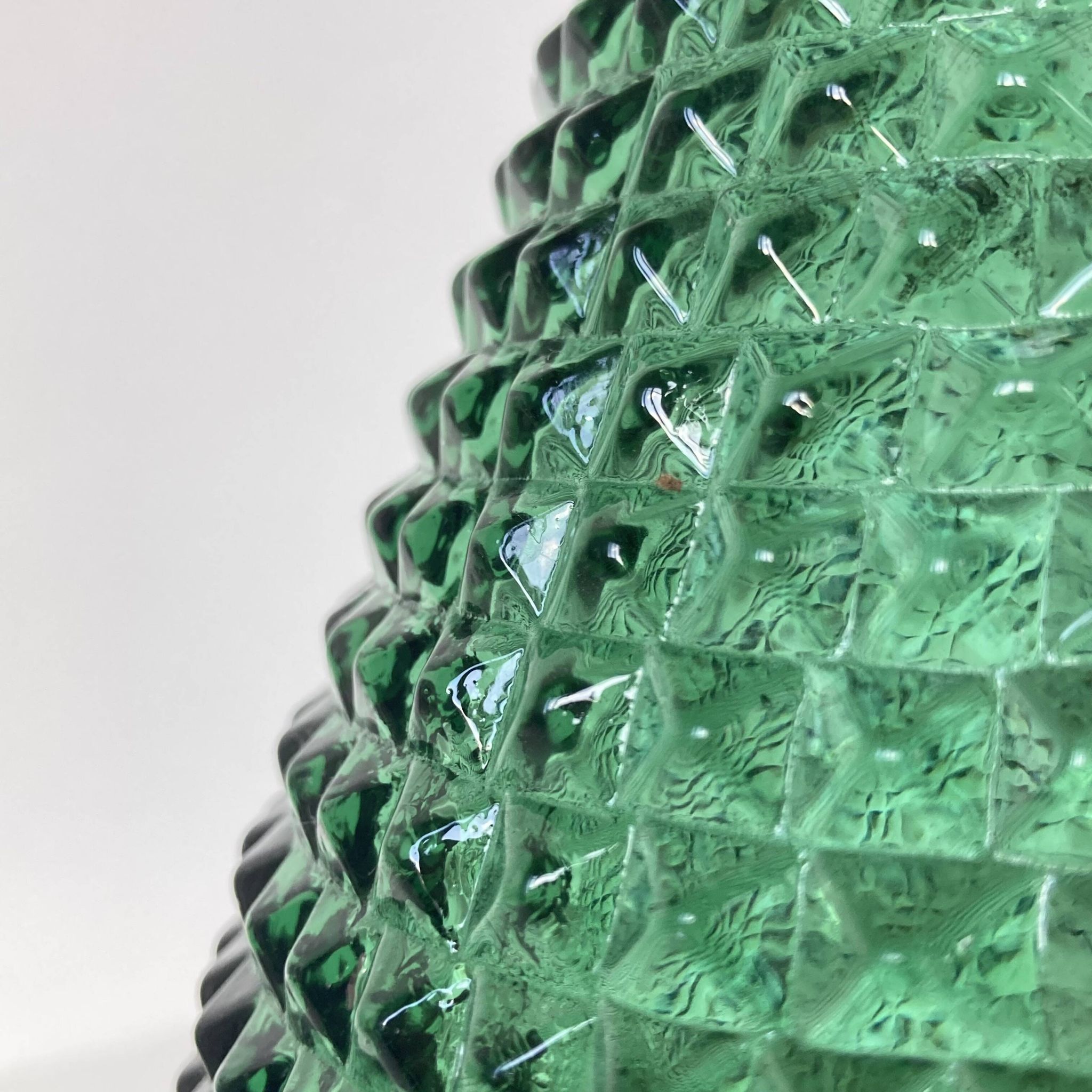 Très grande bouteille vintage en verre vert à décor de pointes de diamants