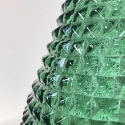 Très grande bouteille vintage en verre vert à décor de pointes de diamants