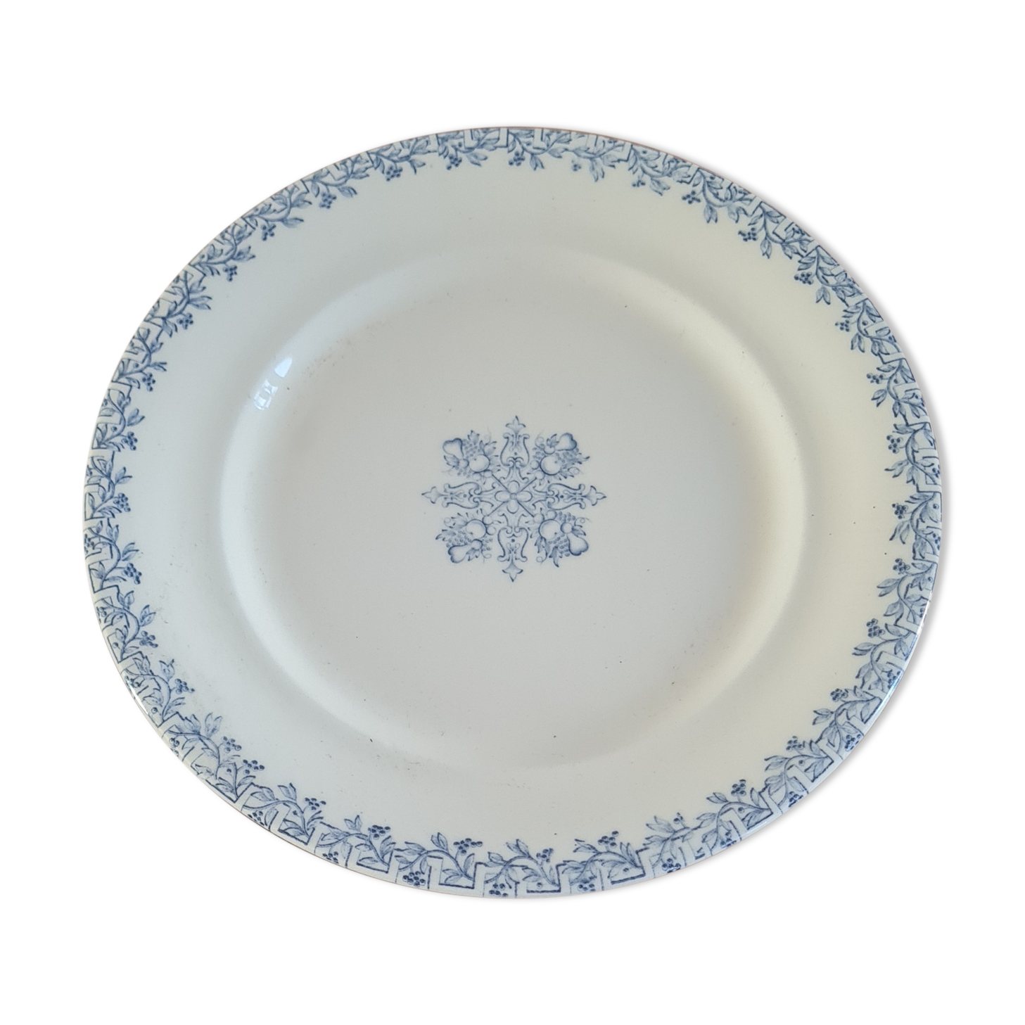 Serving dish in iron earth