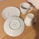 2 coffee cups and saucers