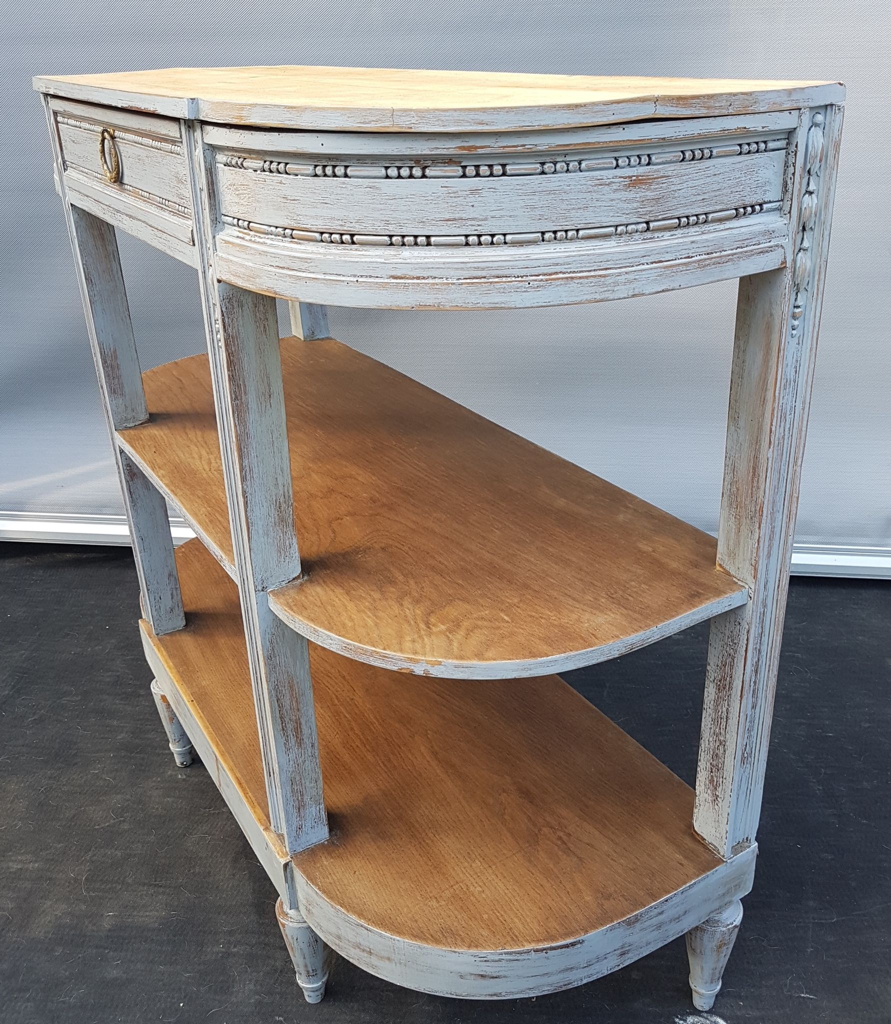 3-plate Gustavian-style curved console