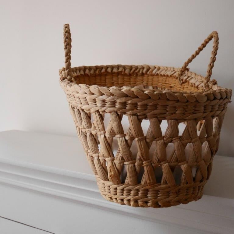 Doll bassinet with its bedding