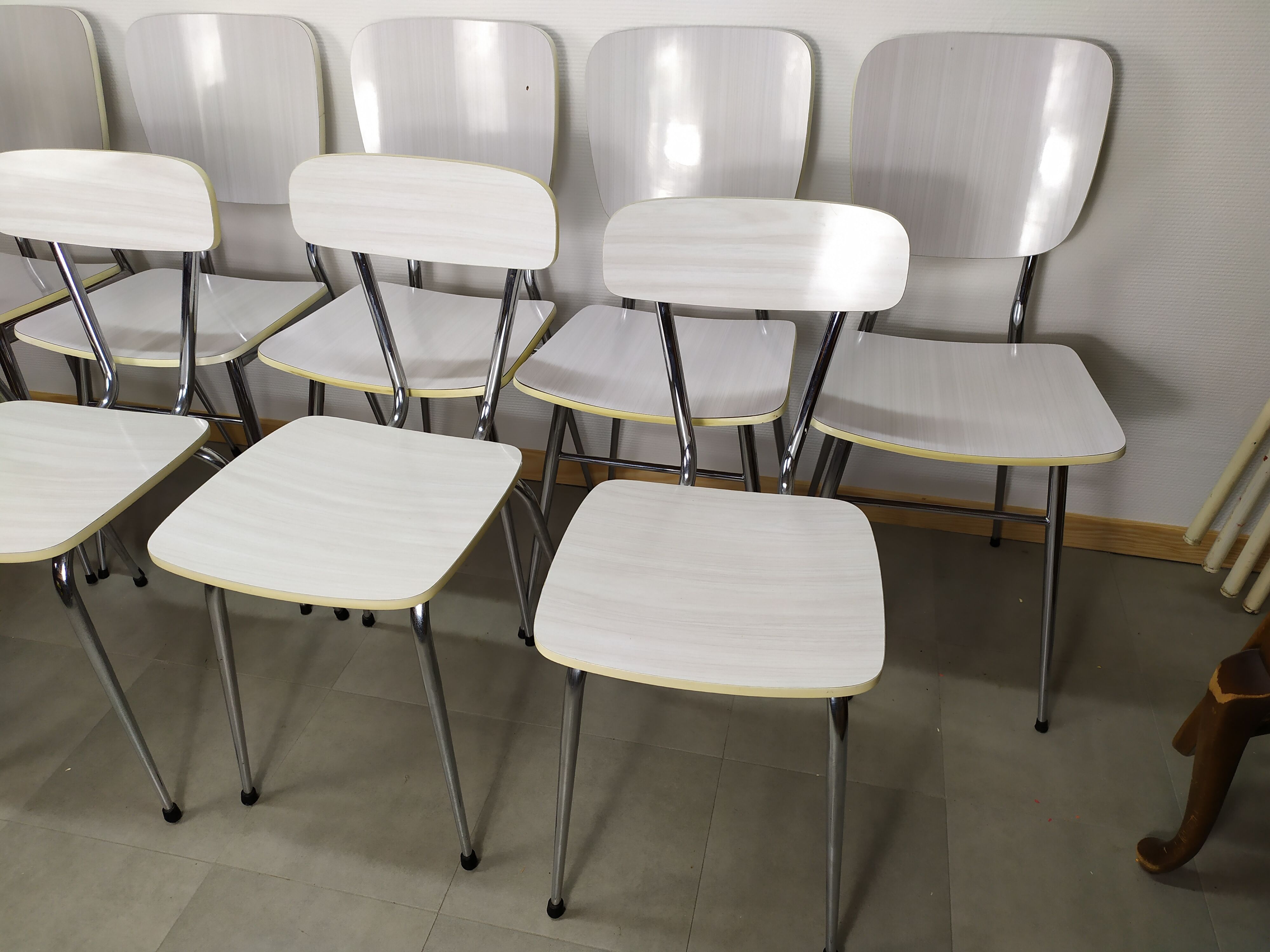 Lot de 9 chaises blanche en formica