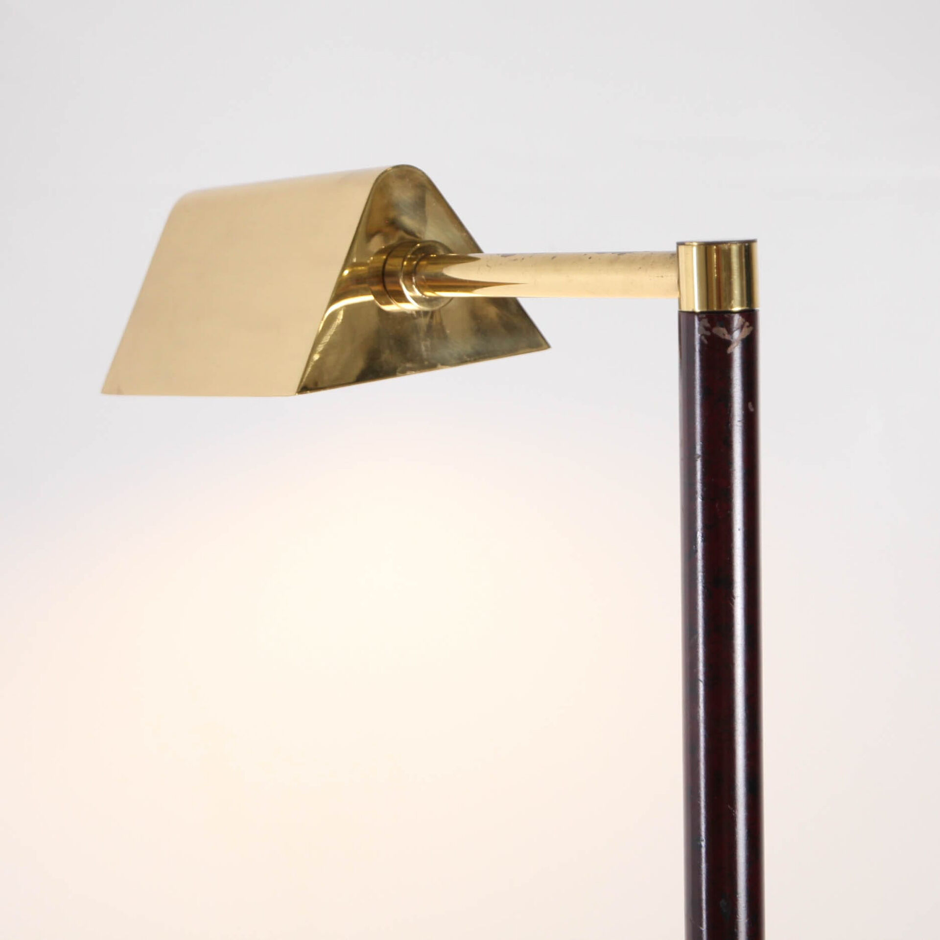 Lampadaire en laiton et bois