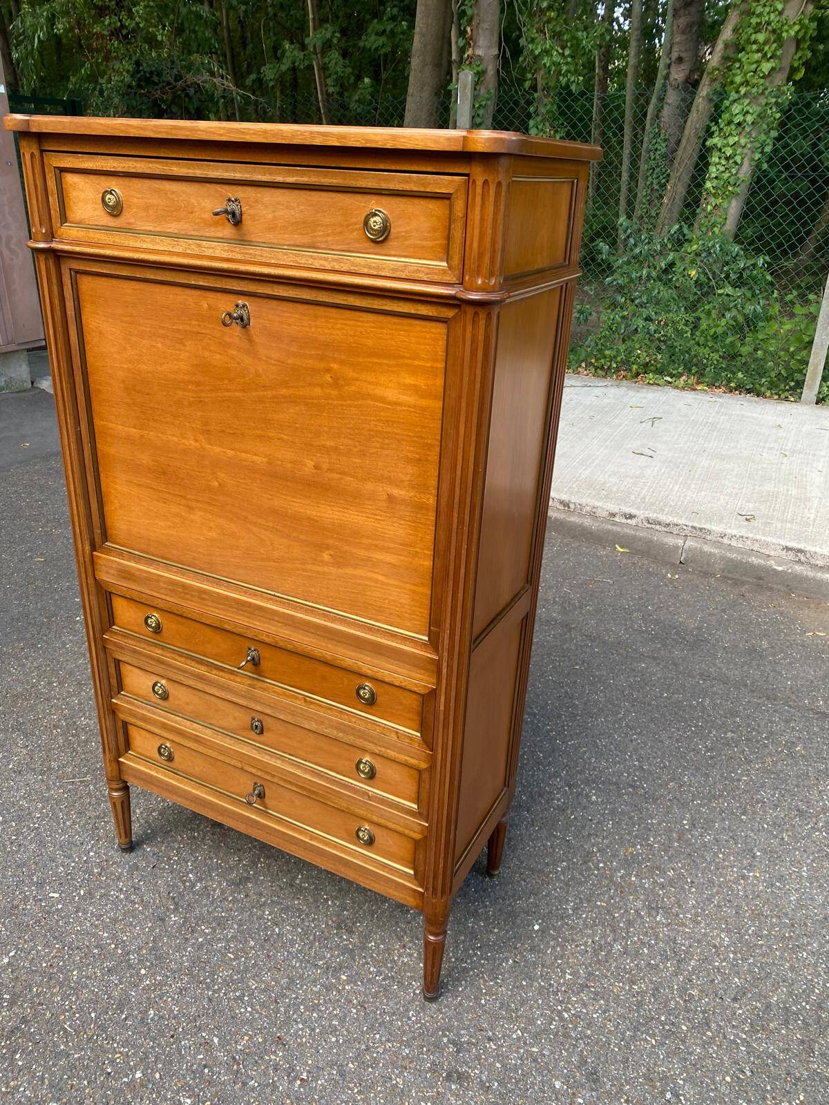 Secretary with drop-leaf in Louis XVI style, made of solid wood and brass, desk/commode.