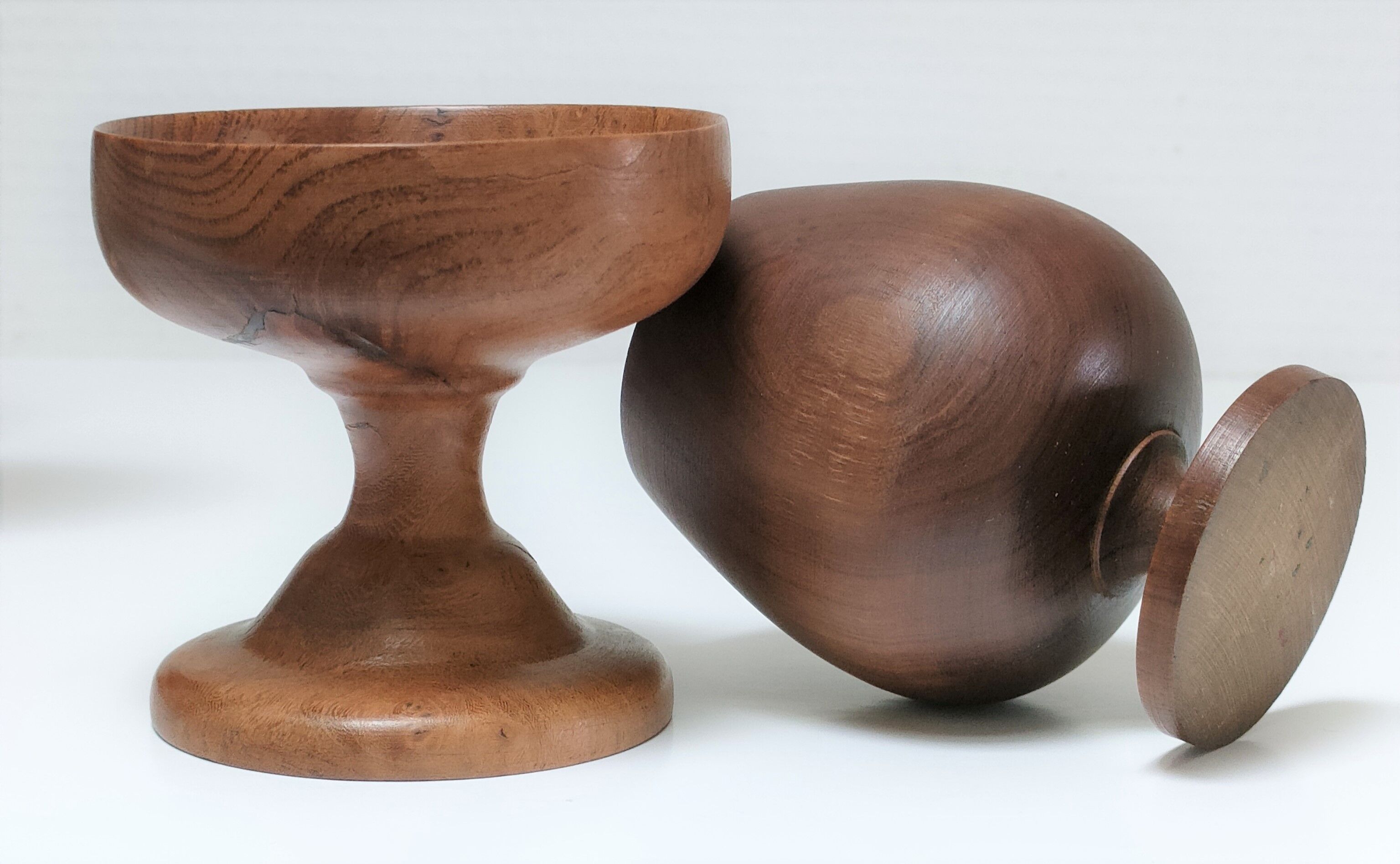 Cinq verres à pied en bois tourné vintage