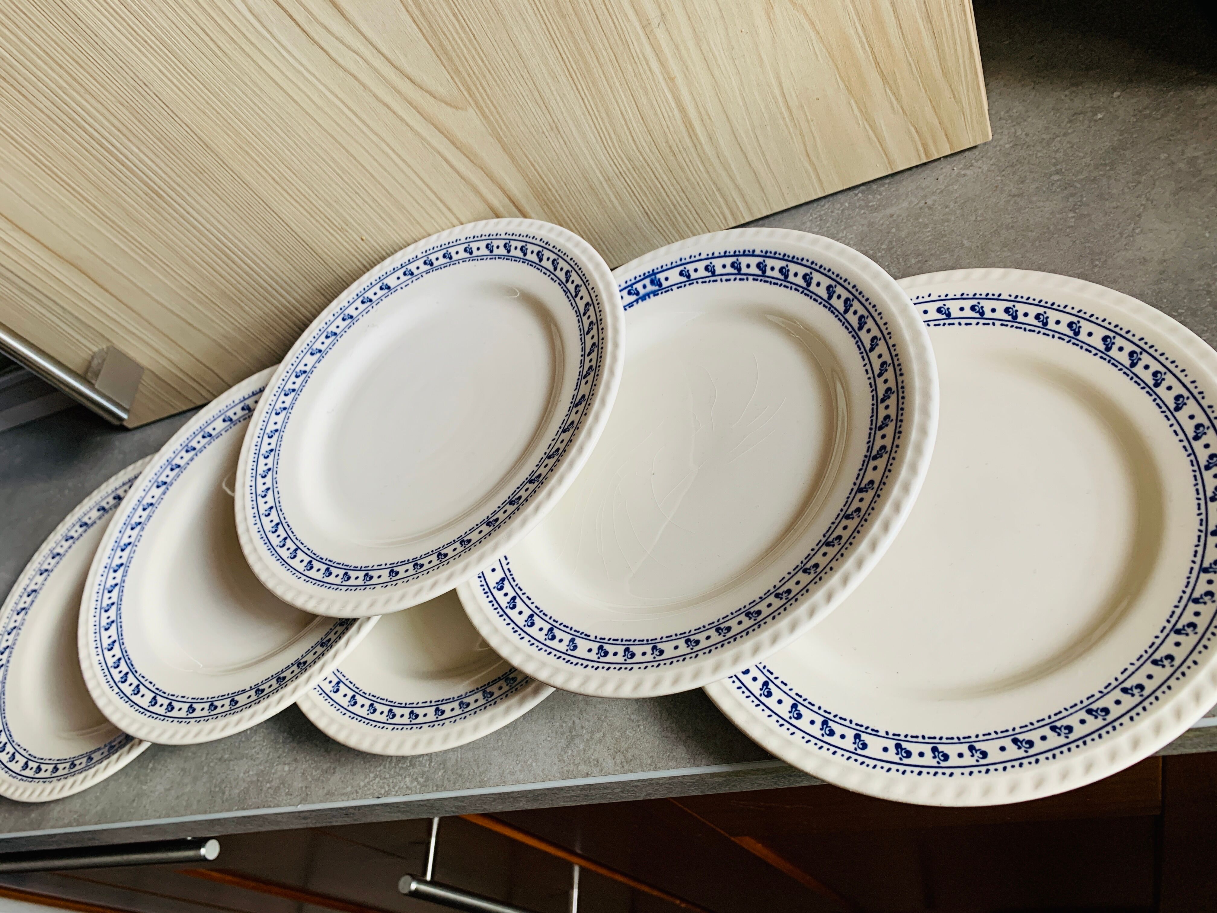 Assiettes blanche vintage à décor bleu