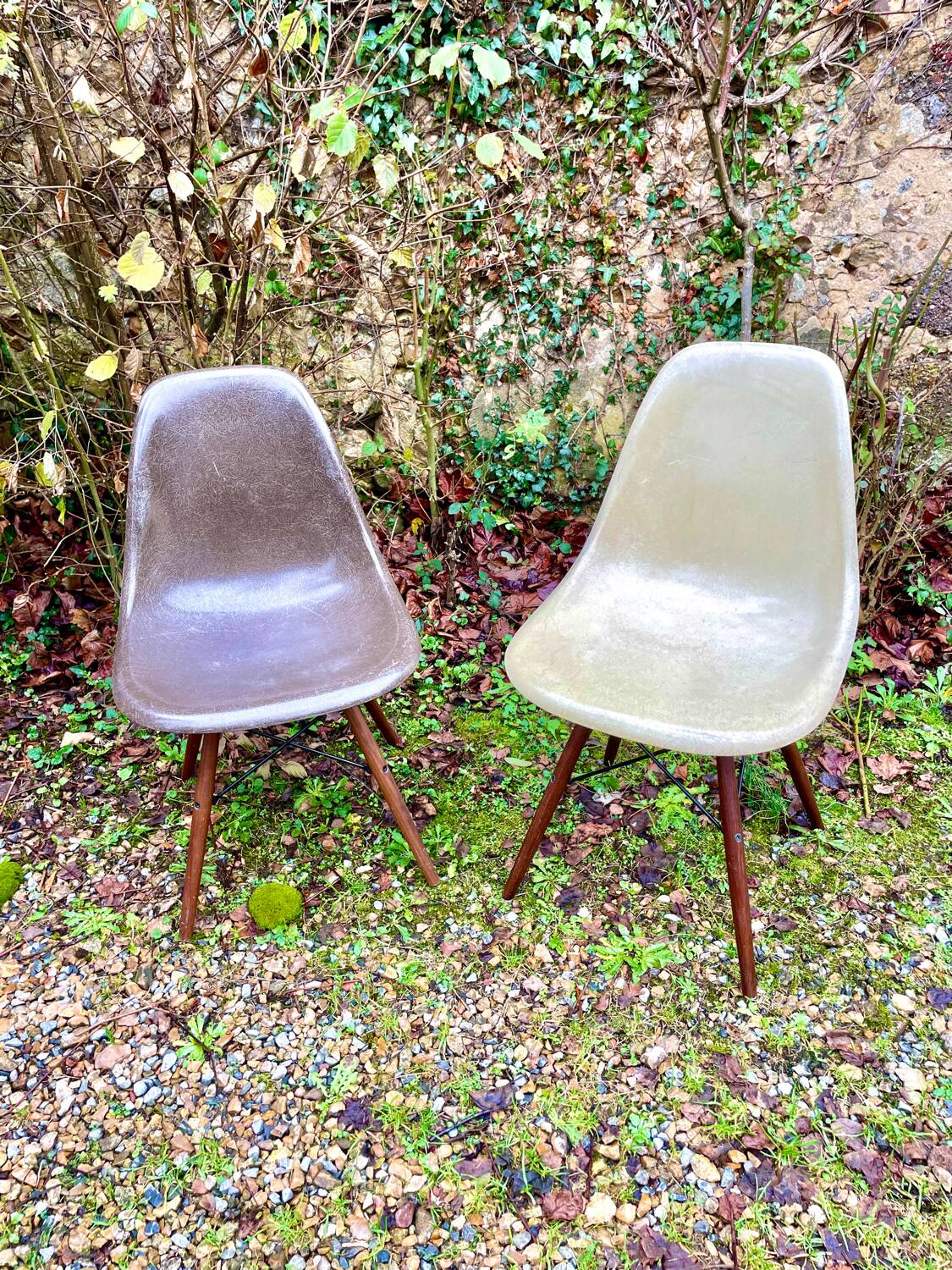 2 Eames chairs