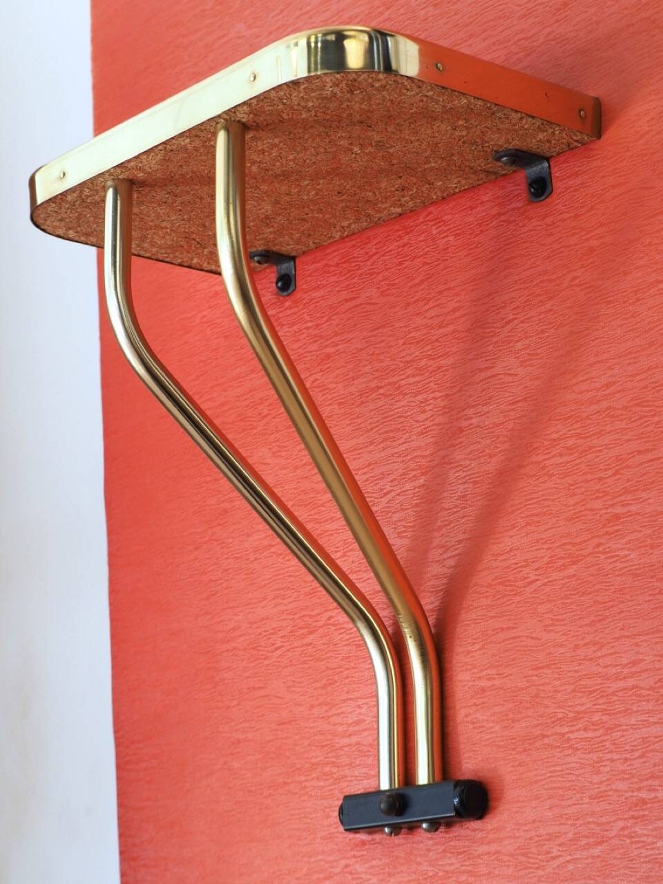 Vestiaire d'entrée vintage corail et laiton