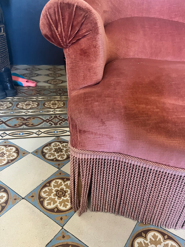 Fauteuil crapaud en velours vieux rose