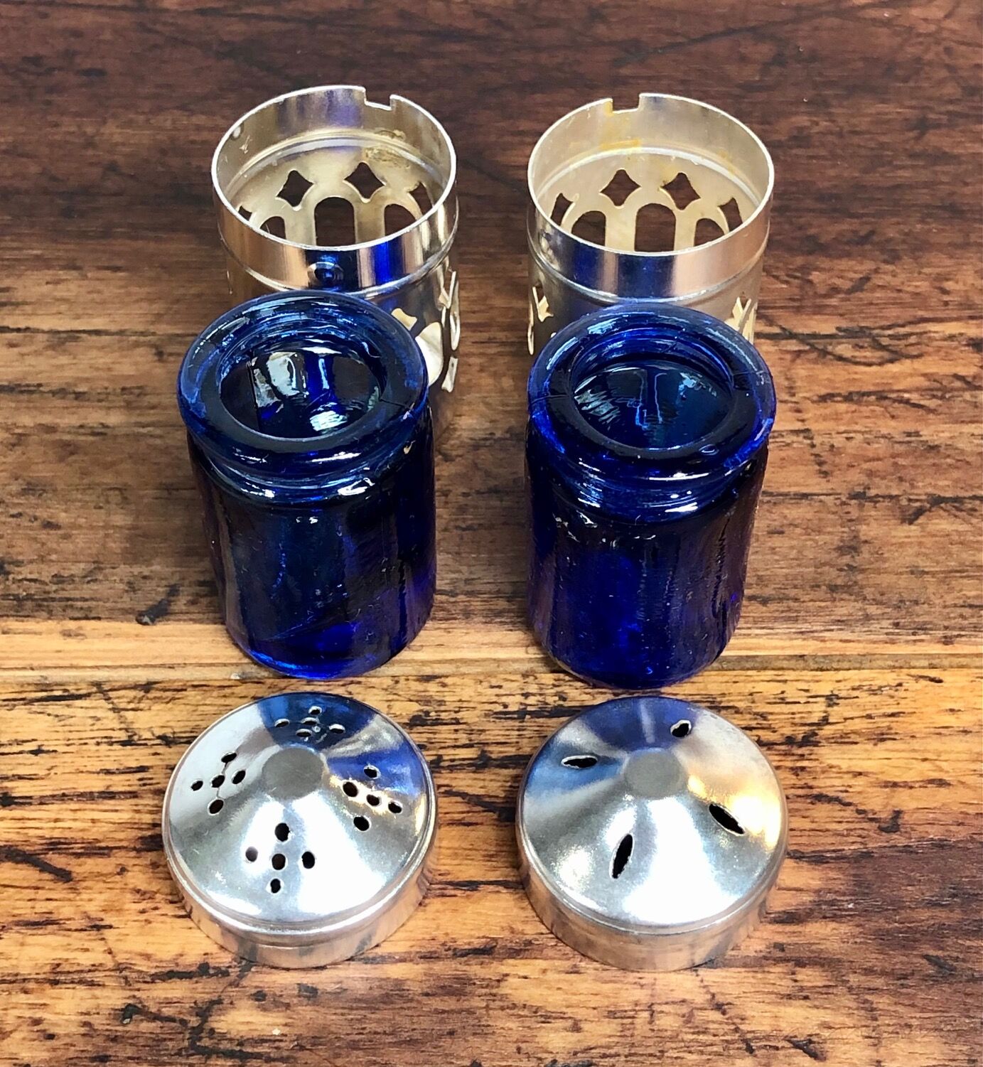 Salt and pepper shaker in metal and blue glass 1930'