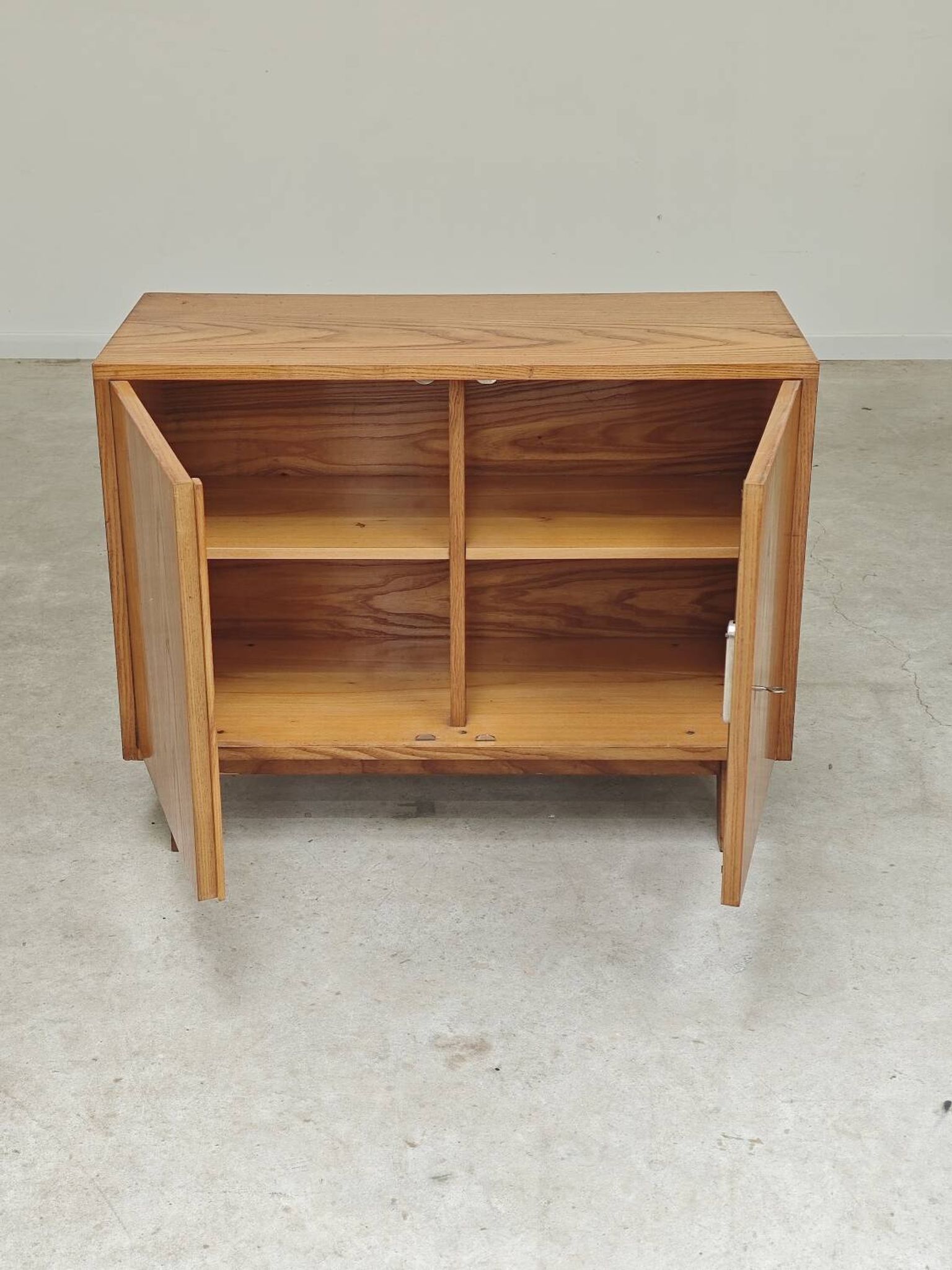 Petit buffet bas deux portes  par Frantisek Jirak chêne 1960