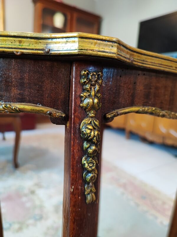 Guéridon de style transition Louis XV Louis XVI en marqueterie de noyer