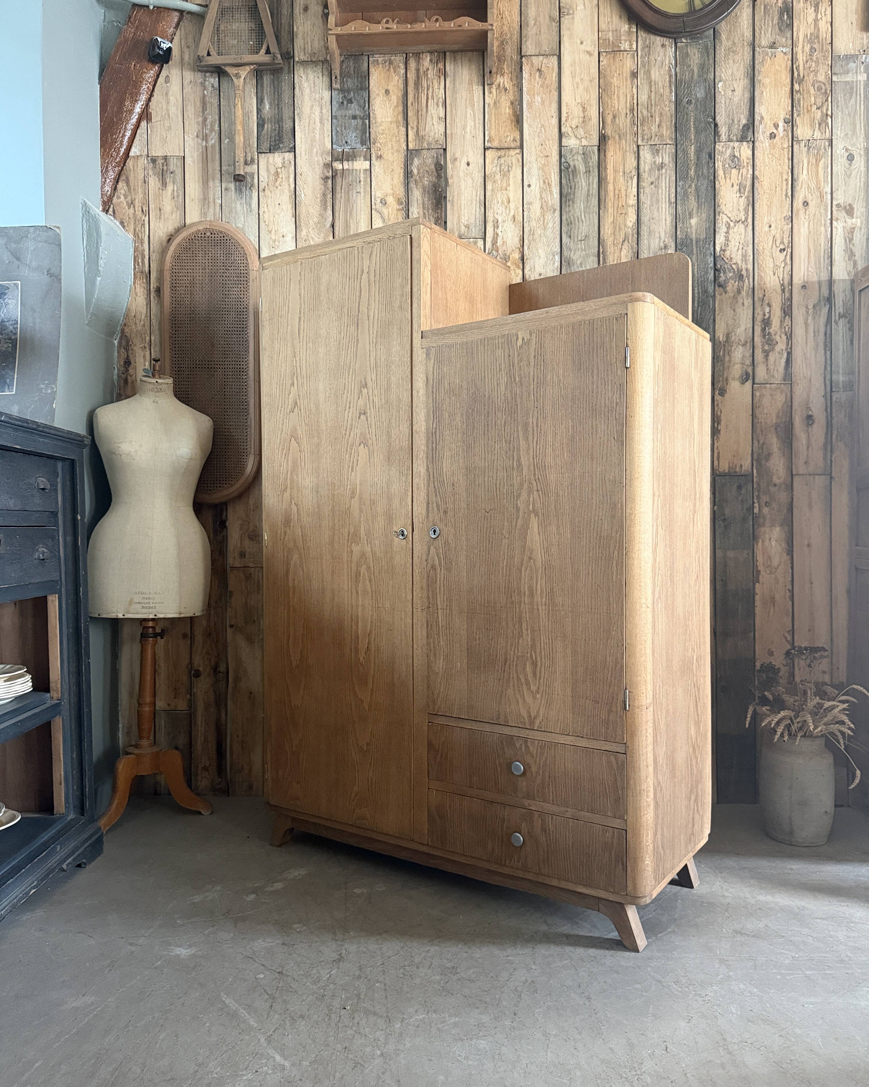Armoire asymétrique art déco en chêne (restaurée)