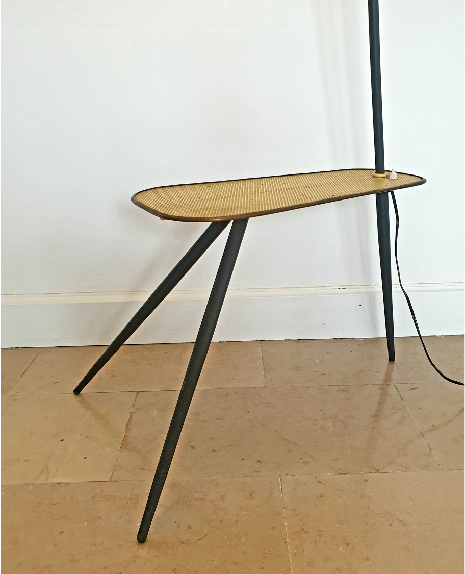 Lampadaire tripode mid-century avec tablette en metal perforé