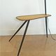 Lampadaire tripode mid-century avec tablette en metal perforé