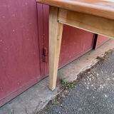Spindle leg truss table