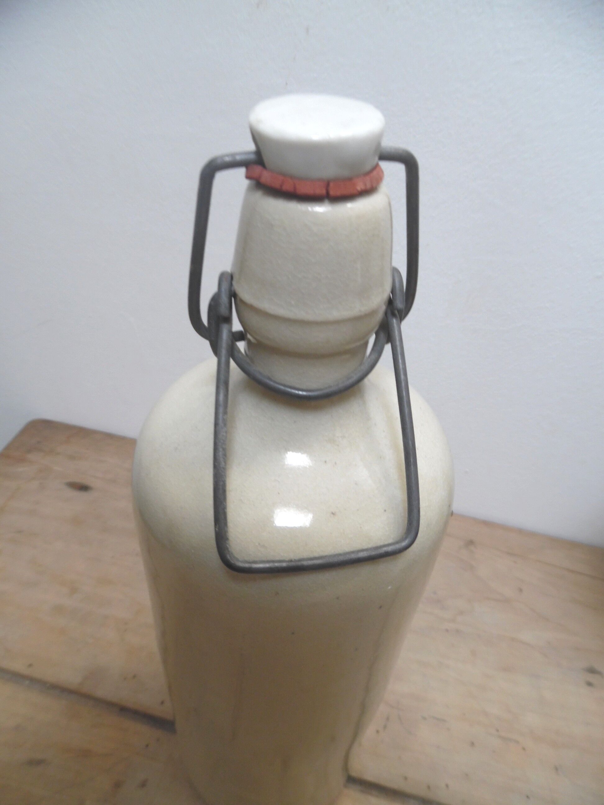 Bouteille en grès vernissée blanche