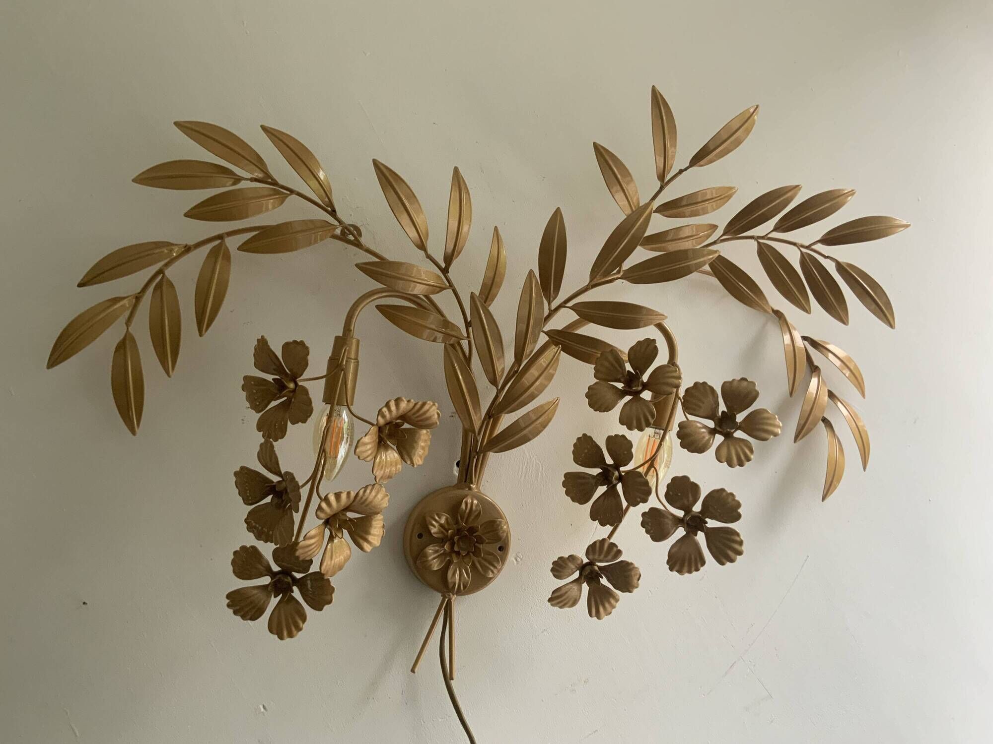 Hollywood regency Style Metal Gold Wall Light Sconce Floral 1970s, by Ledungs