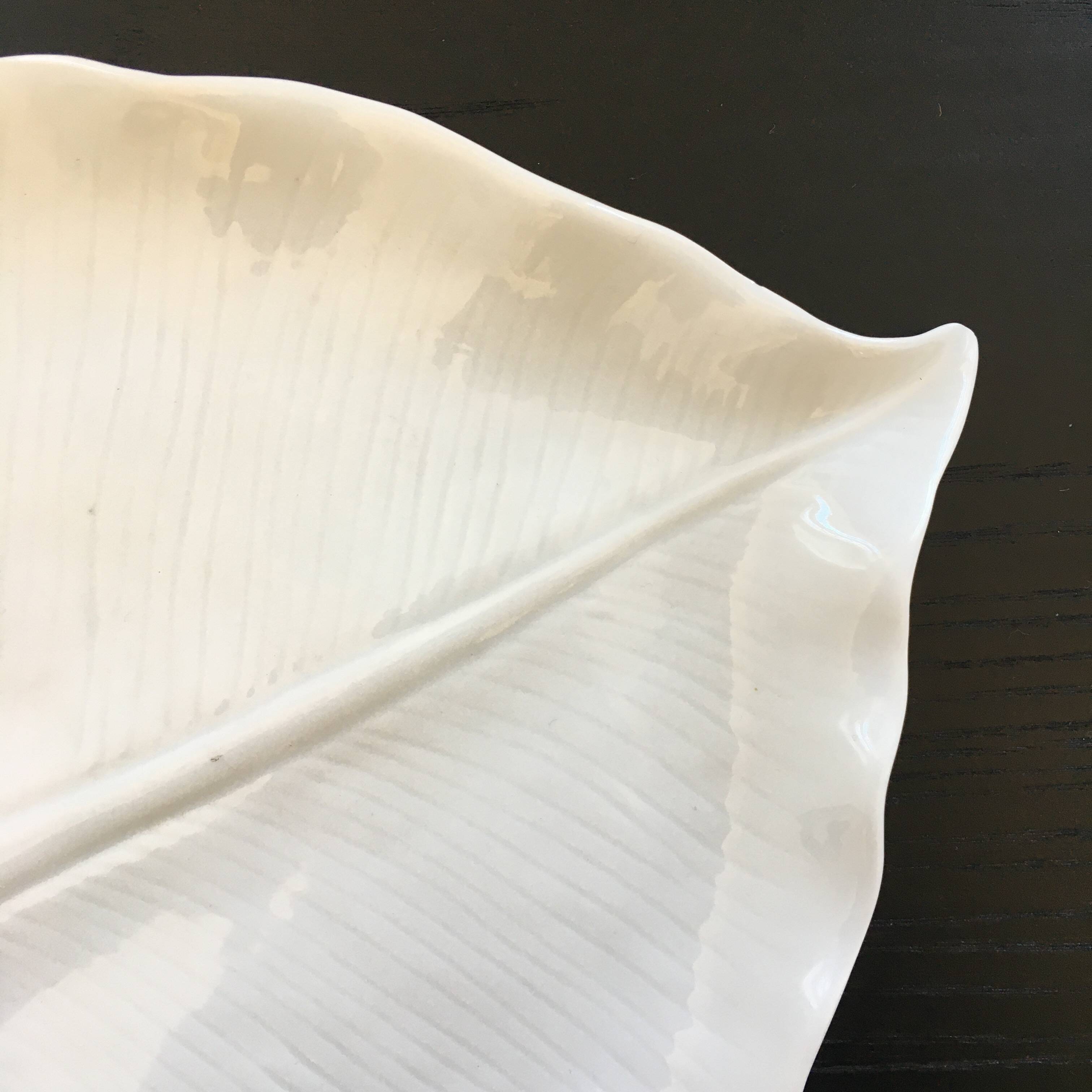 Porcelain ribbed leaf dish