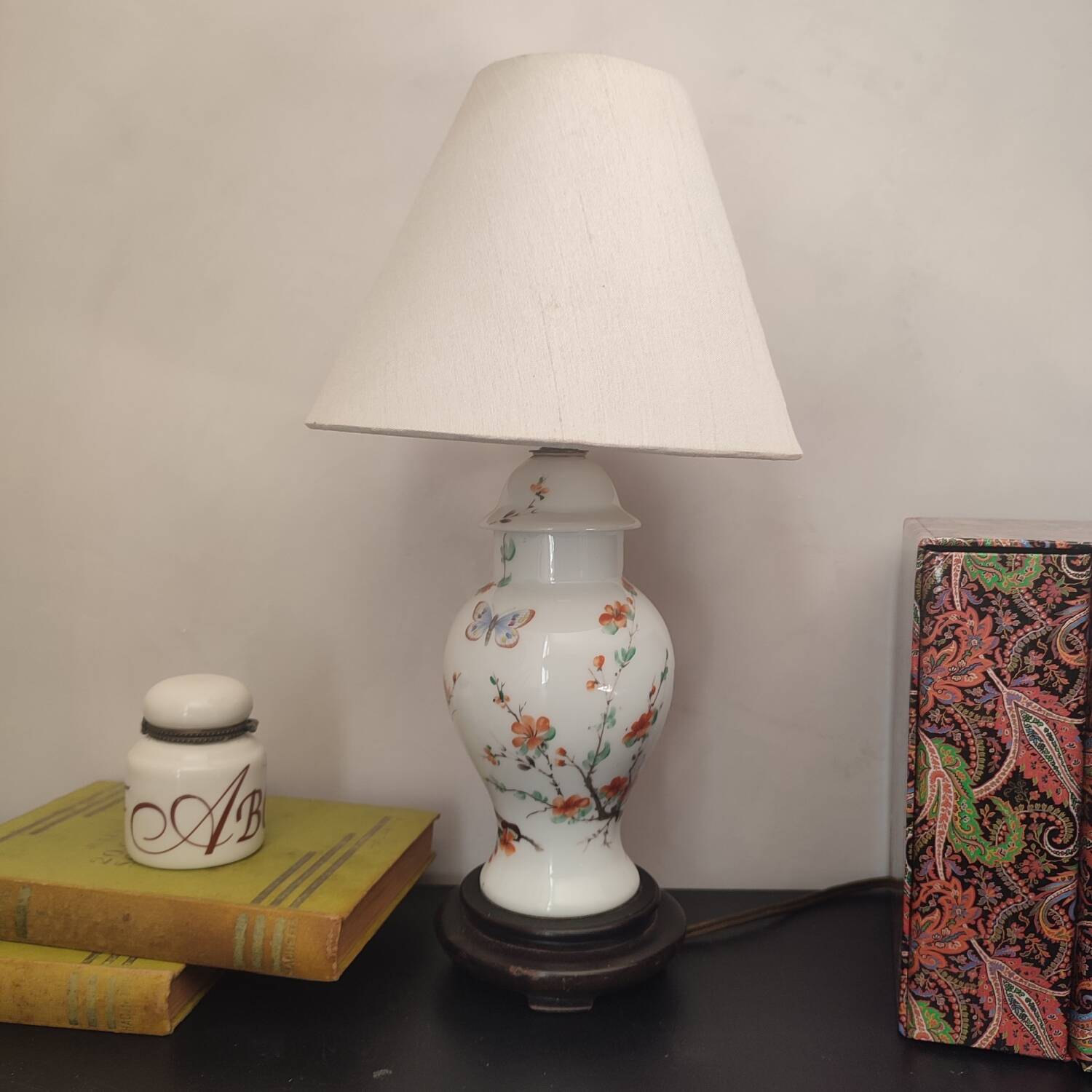 Porcelain base table lamp with Japanese decor