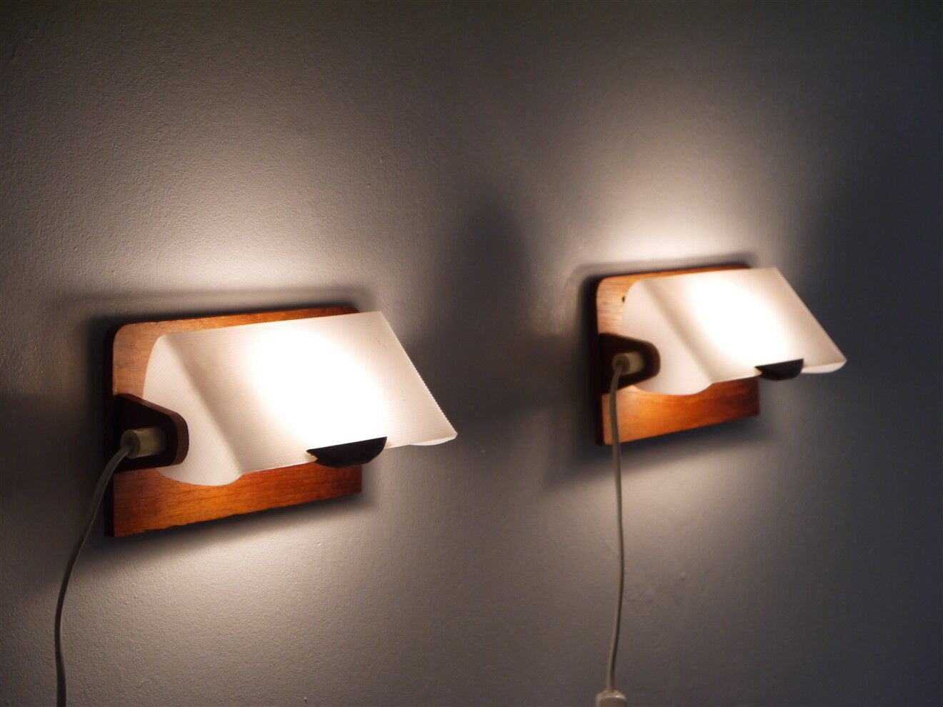 Paire d'appliques vintage scandinave en teck et acrylique
