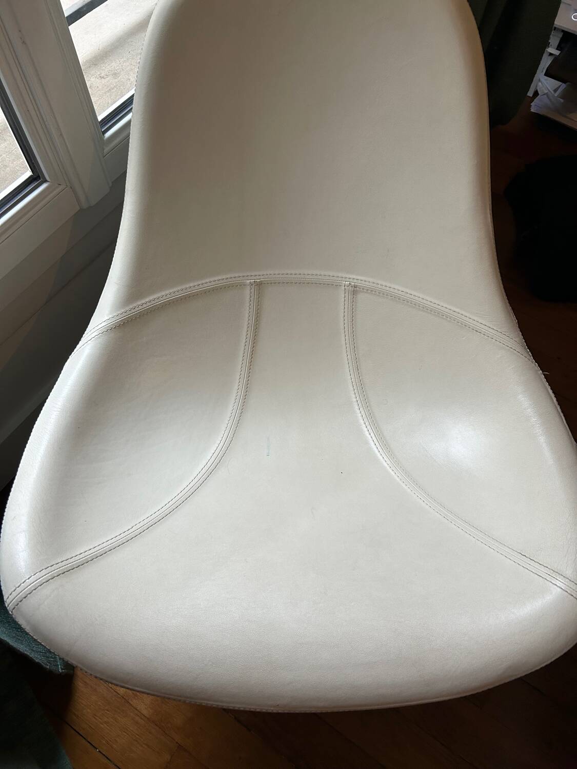 Fauteuil pivotant "egg tirup" de carl öjerstam ", cuir blanc