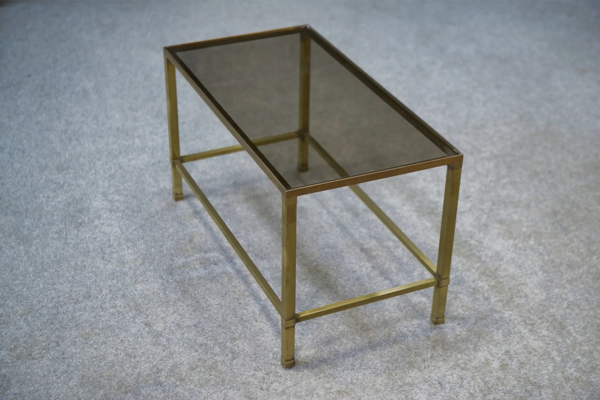 Table basse en laiton et verre fumé 1950’s