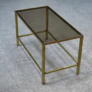 Table basse en laiton et verre fumé 1950’s