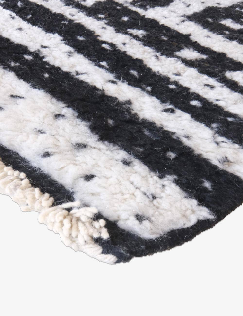 Black and White Rug - 274 x 218 cm