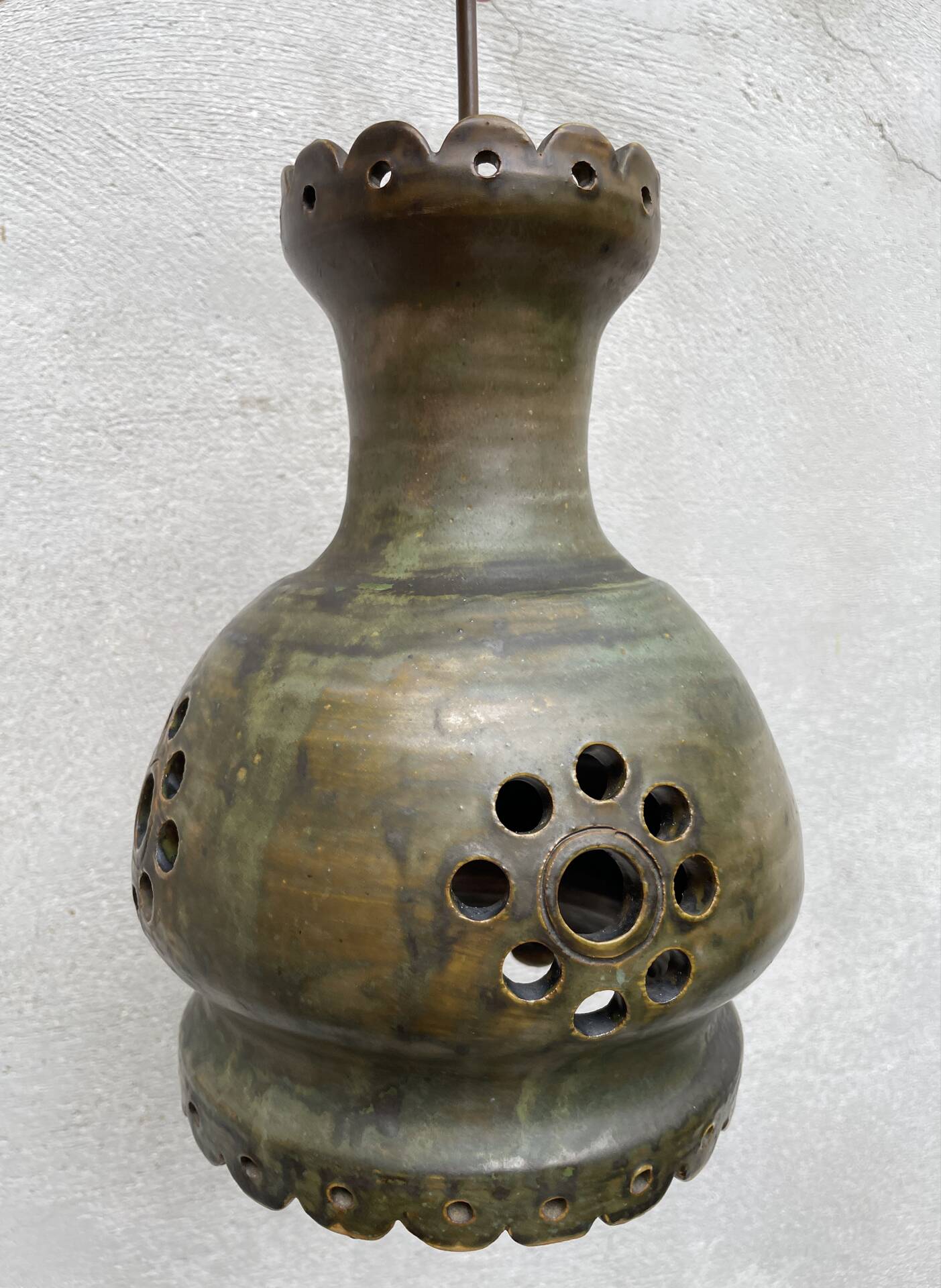 Suspension in glazed stoneware from the 1970s.