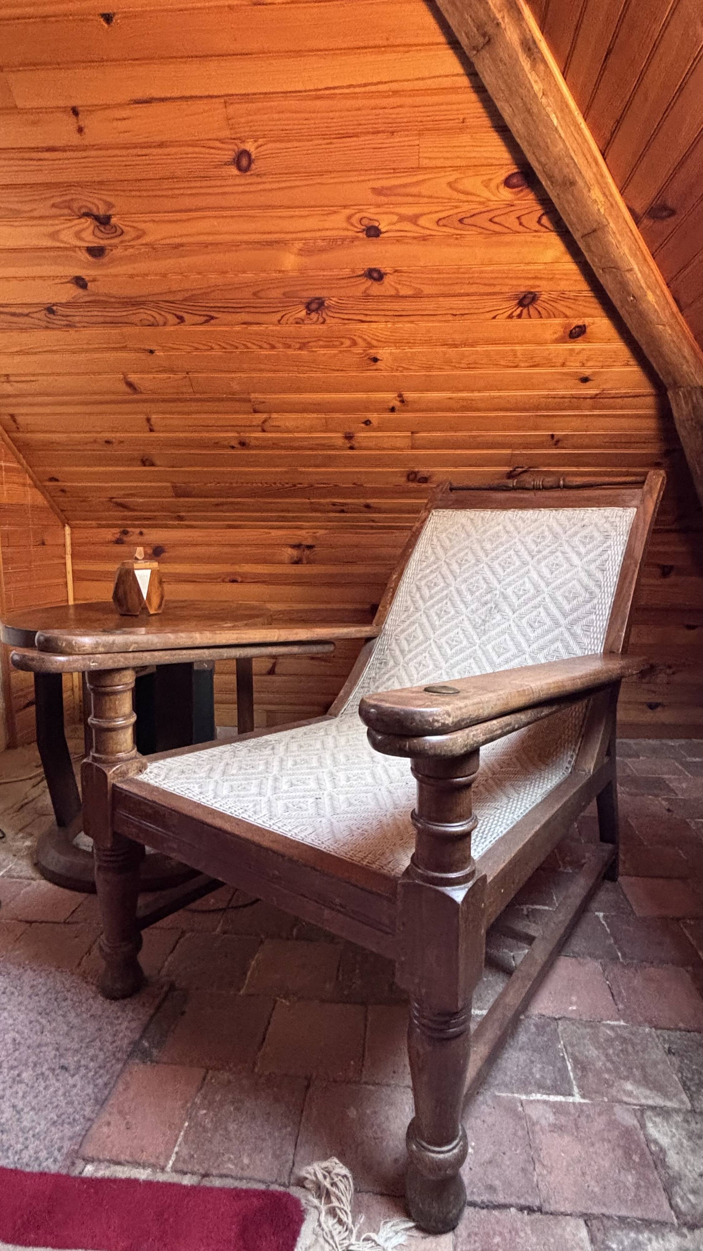 Vintage armchair in solid wood and geometric weaving – lodge spirit