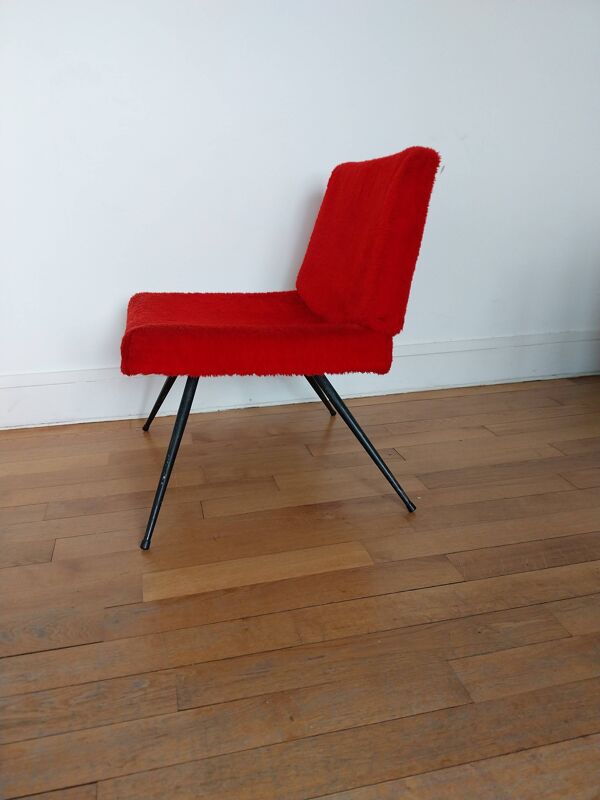 Fauteuil chauffeuse moumoute rouge vintage pieds en métal noir