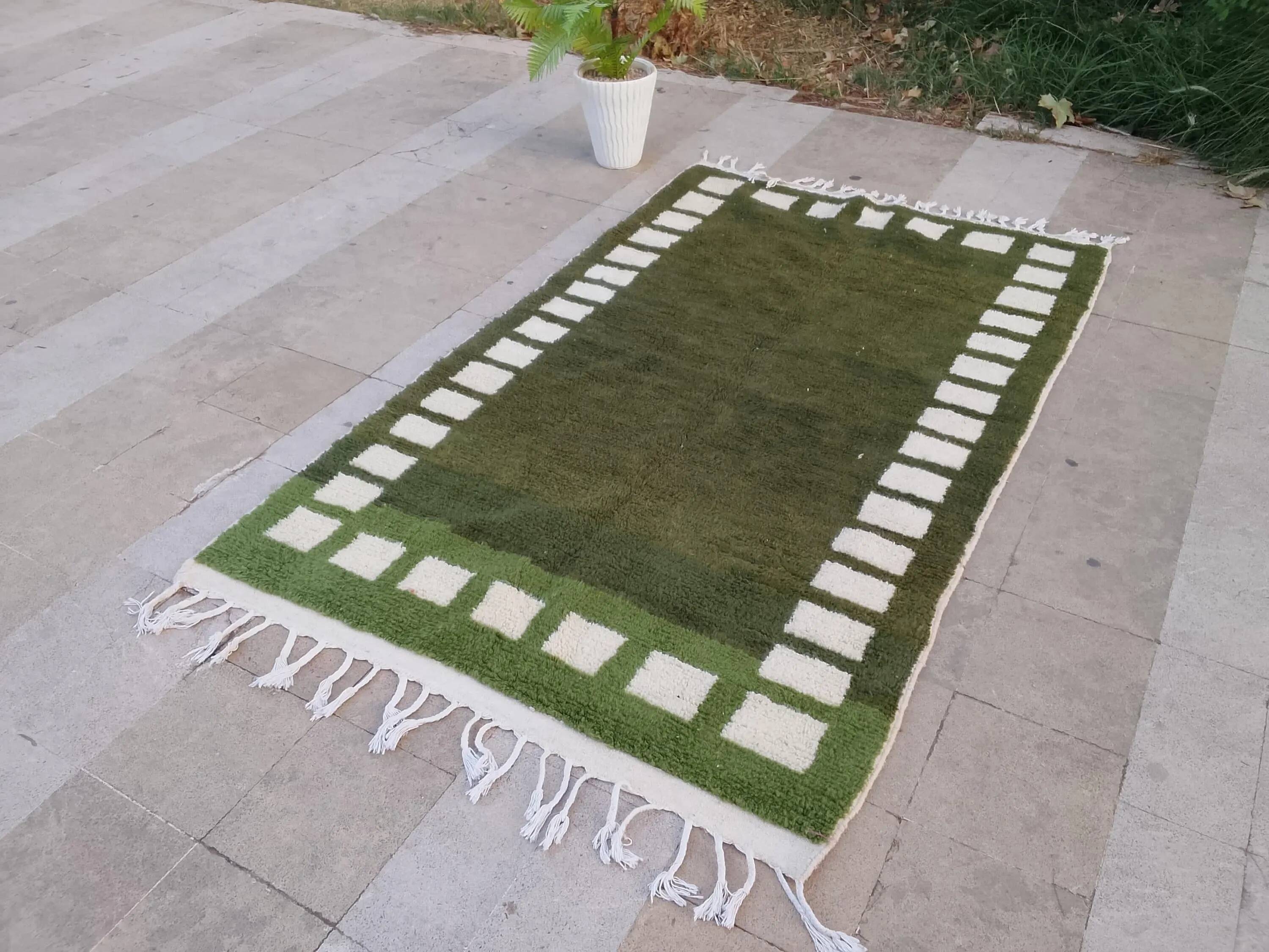 Handwoven Moroccan rug, natural wool, 250cm x 150cm, elegant decoration.