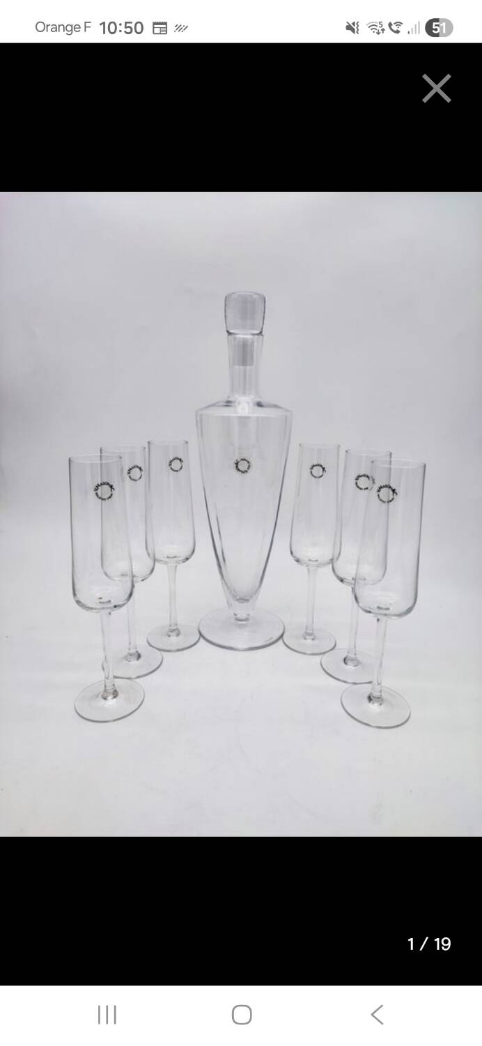 Carafe and 6 stemmed glasses made of Murano glass.